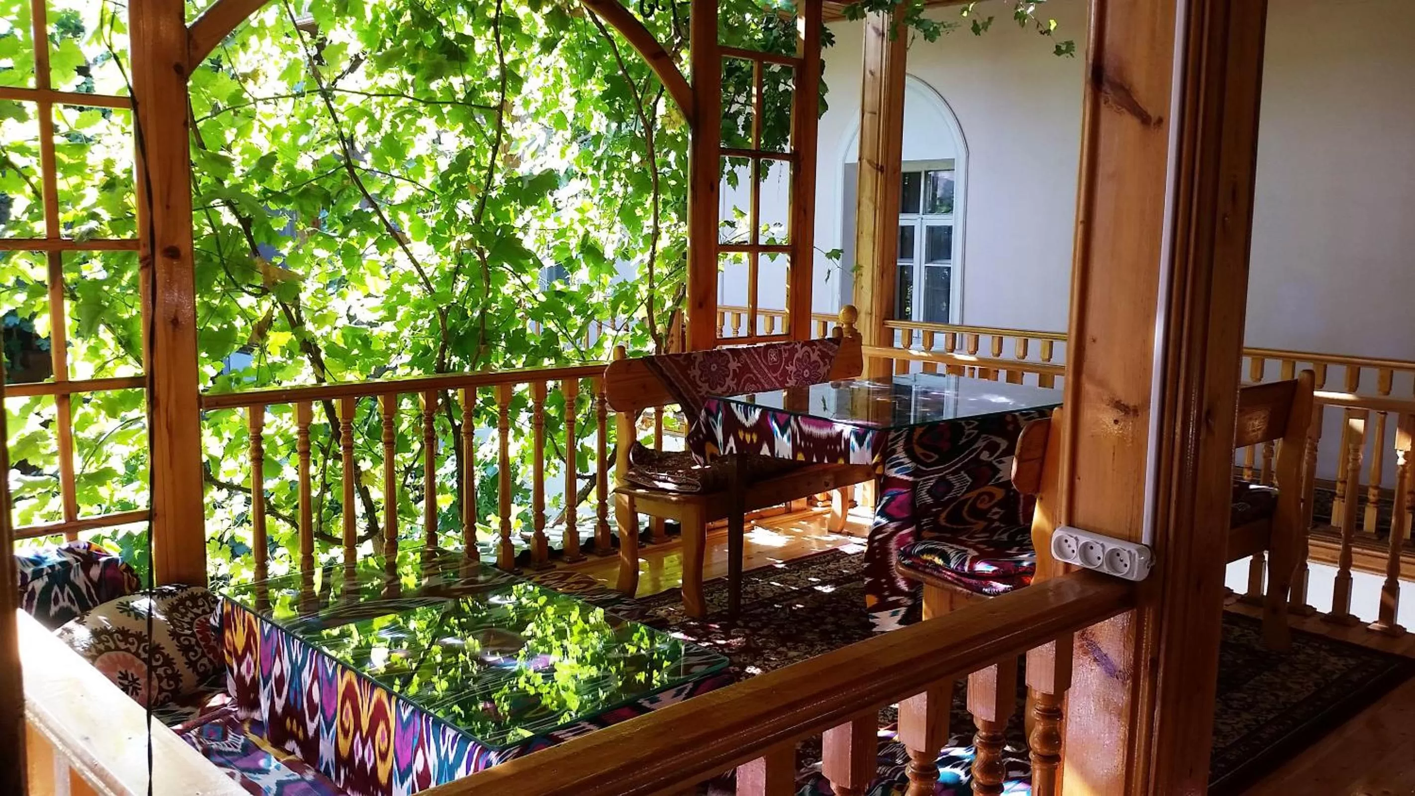Restaurant/places to eat, Balcony/Terrace in Jahongir Guest House