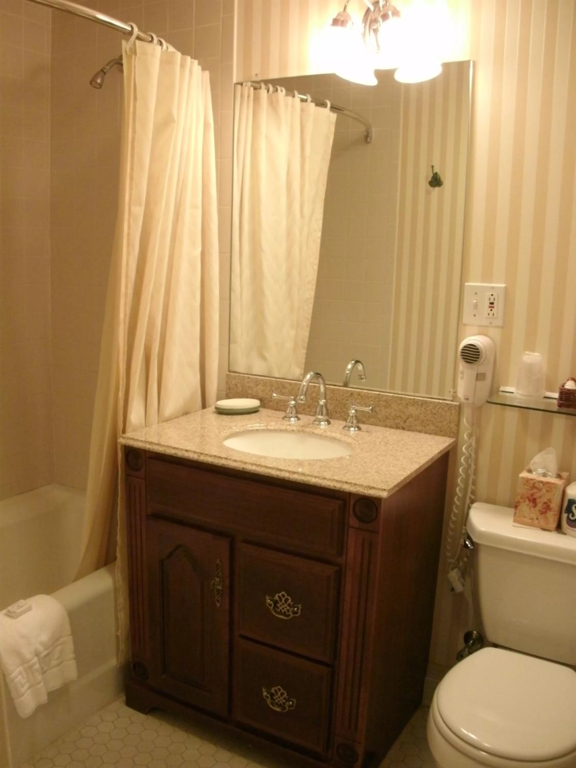Bathroom in Stanton House Inn