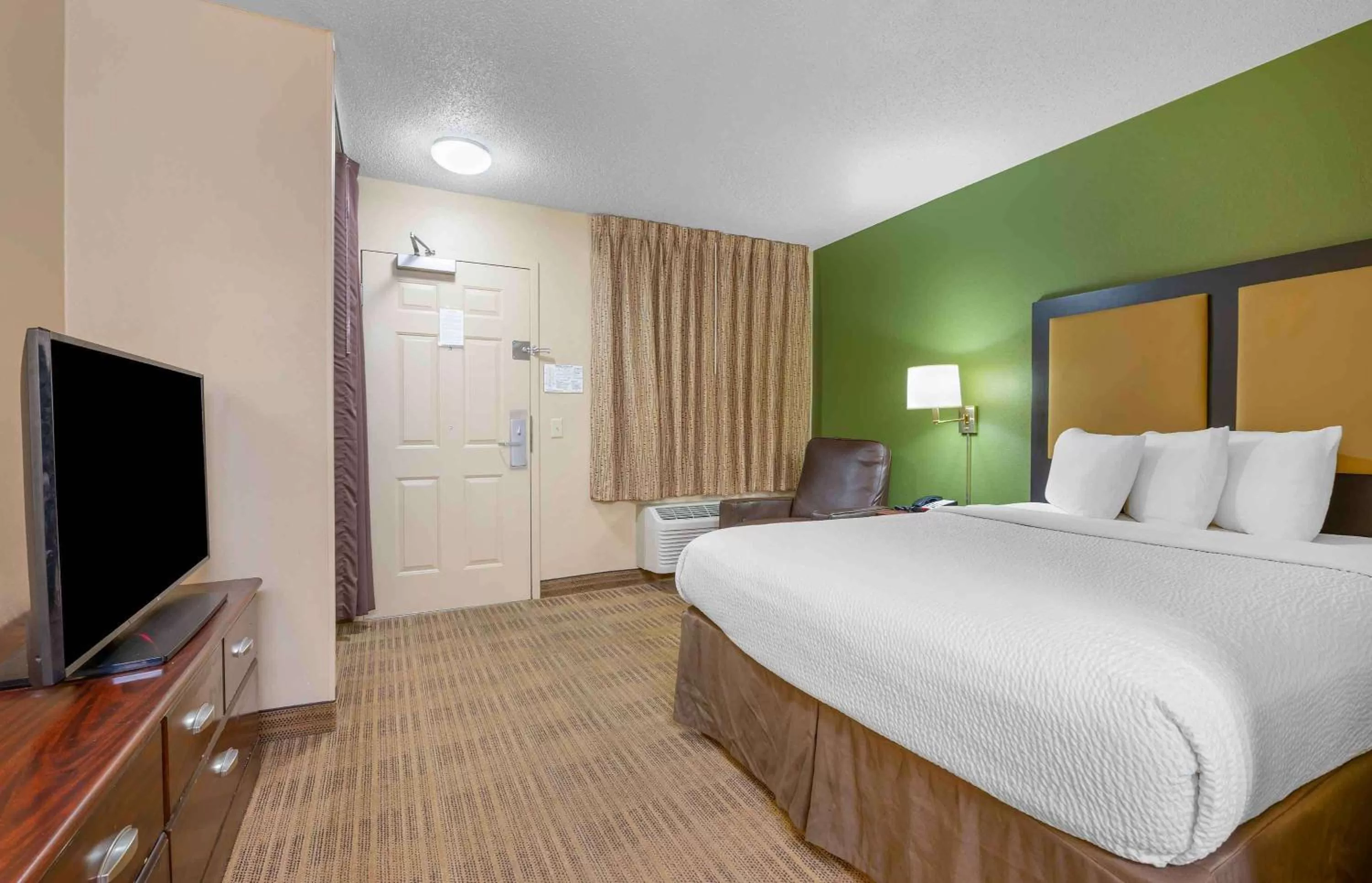 Bedroom, Bed in Extended Stay America Select Suites - Tampa - Brandon
