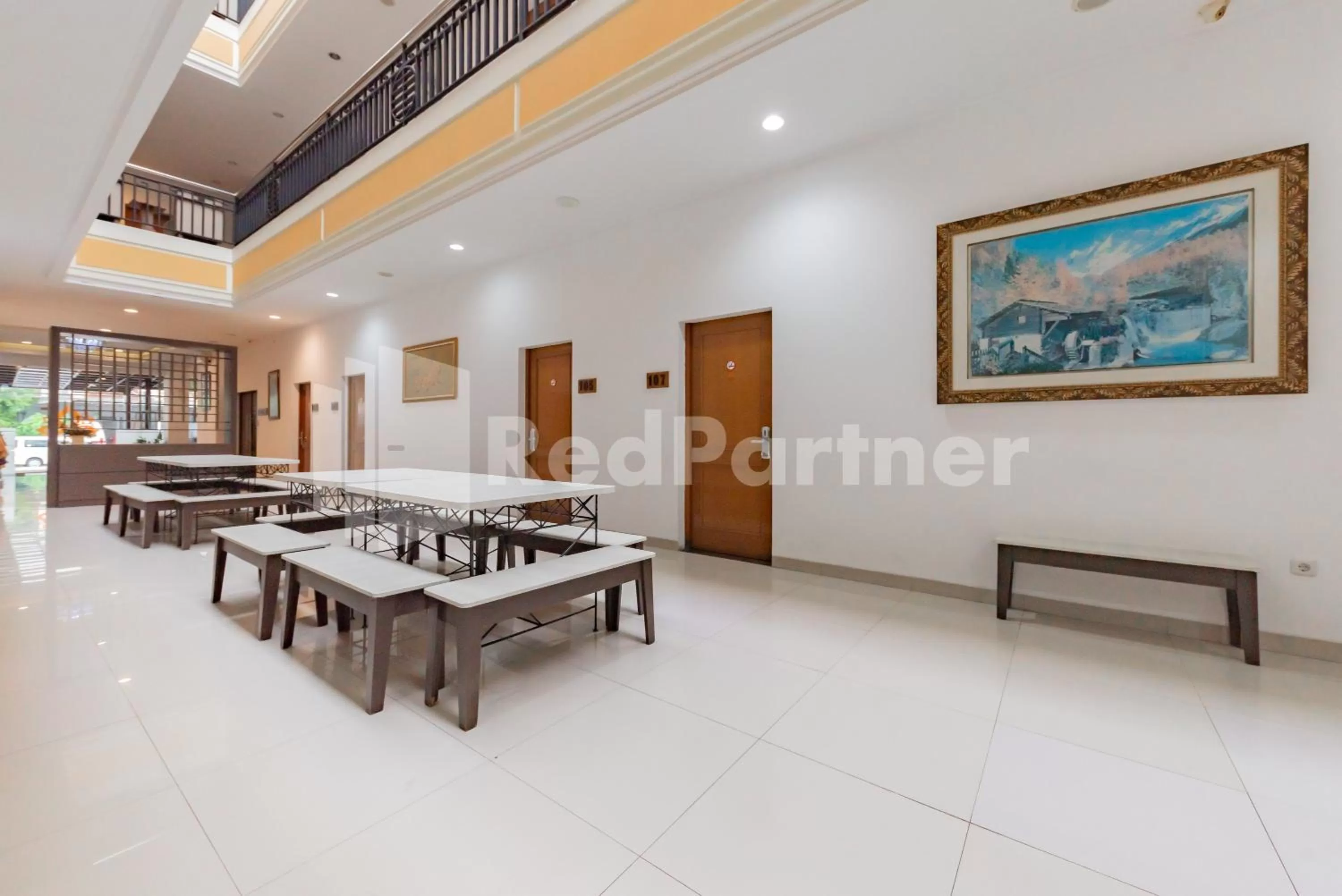 Seating area in Alqueby Hotel near Kiara Artha Park & Trans Studio Mall Mitra RedDoorz