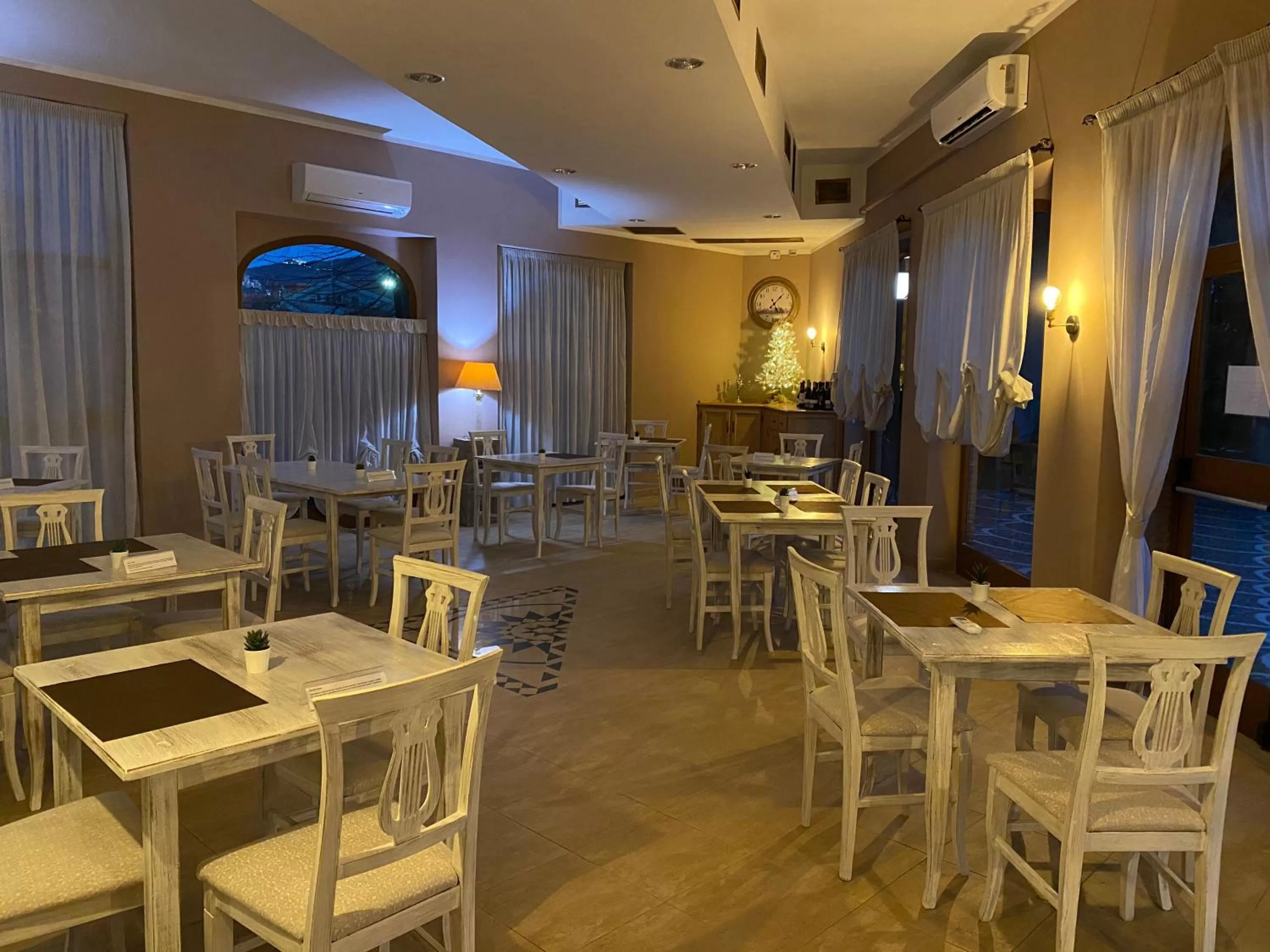 Restaurant/places to eat in Park Hotel Imperatore Adriano