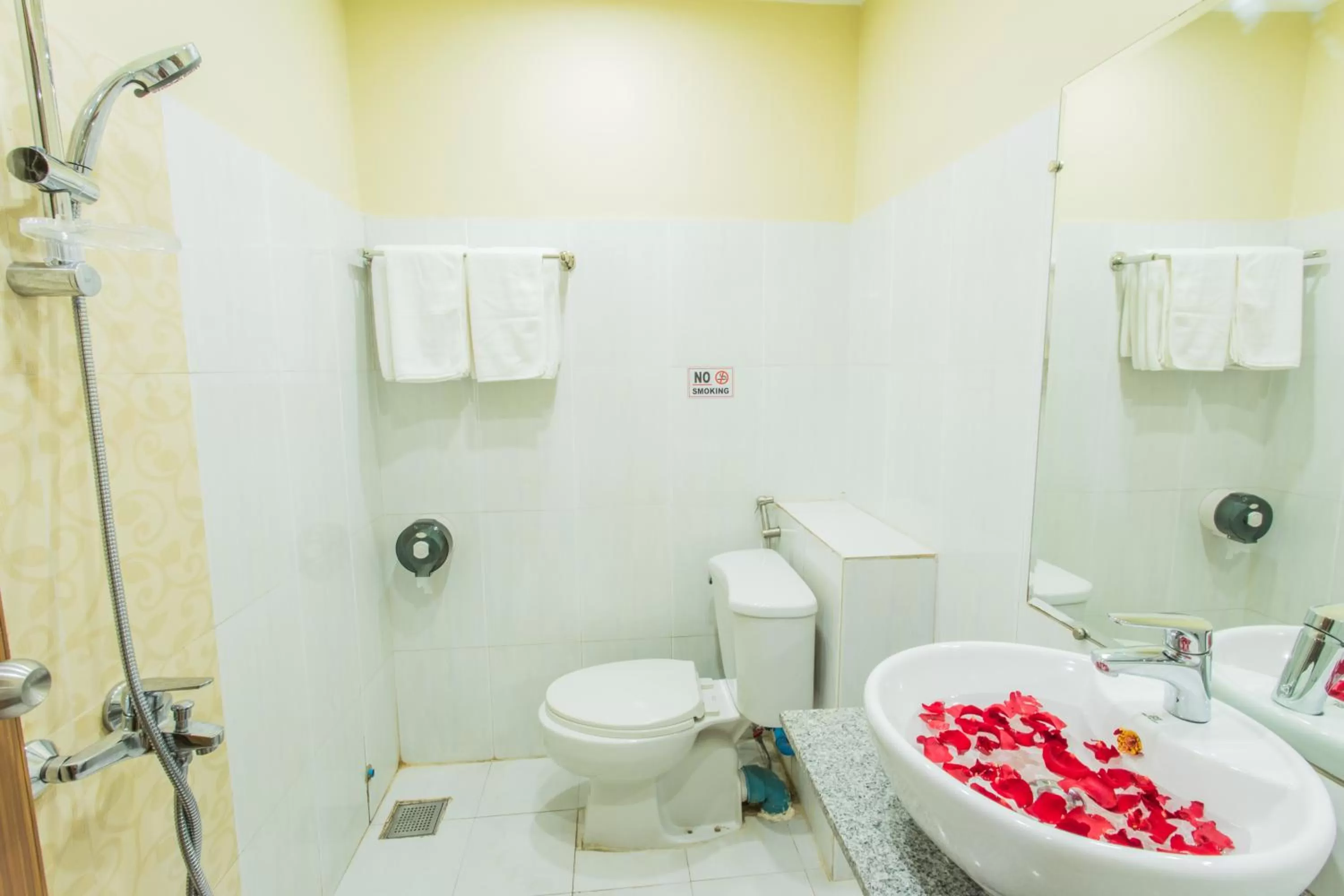 Bathroom in Golden Gate China Town Hotel