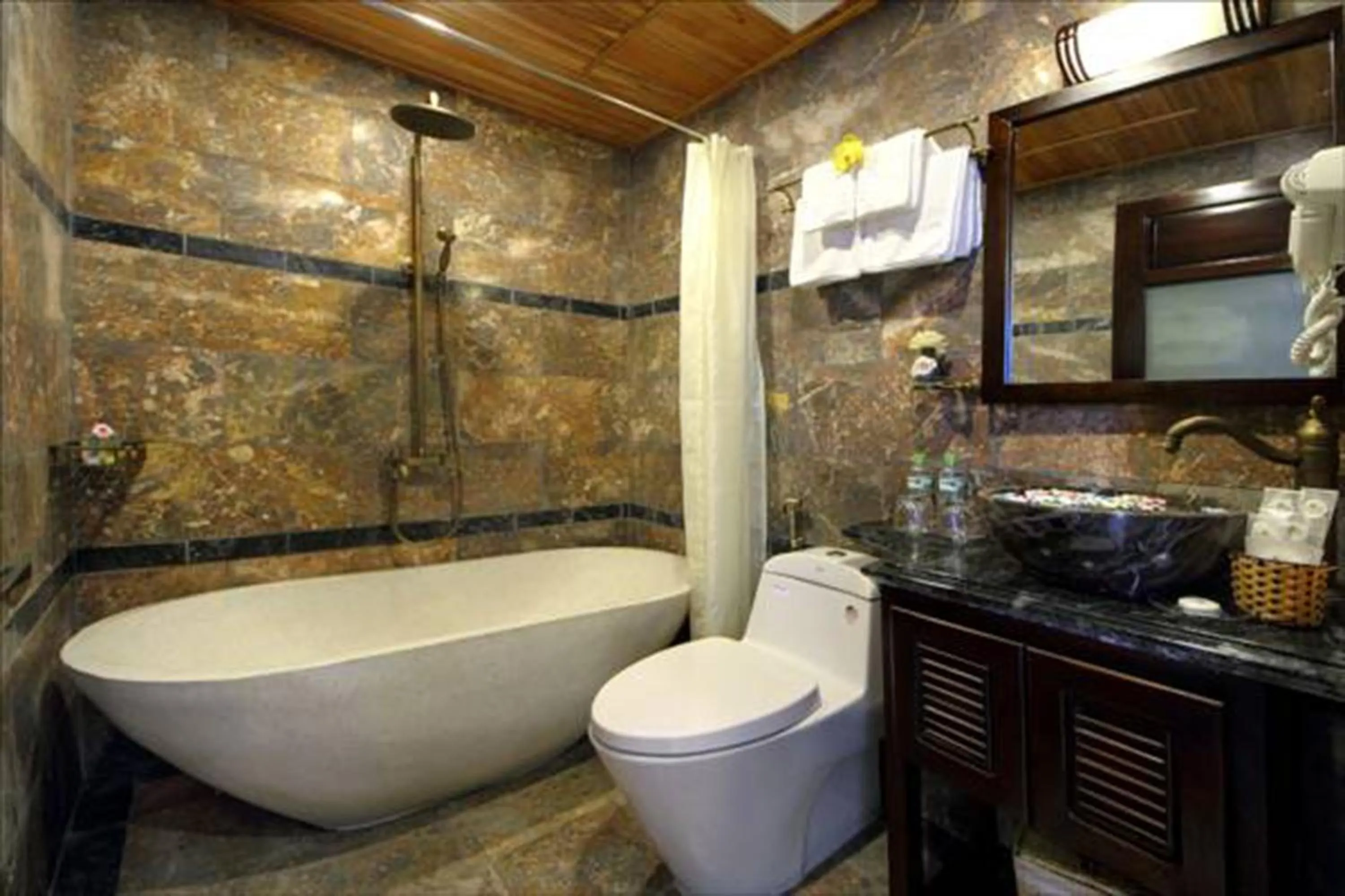 Bathroom in Golden Bell Backpacker Hotel & Pool Bar