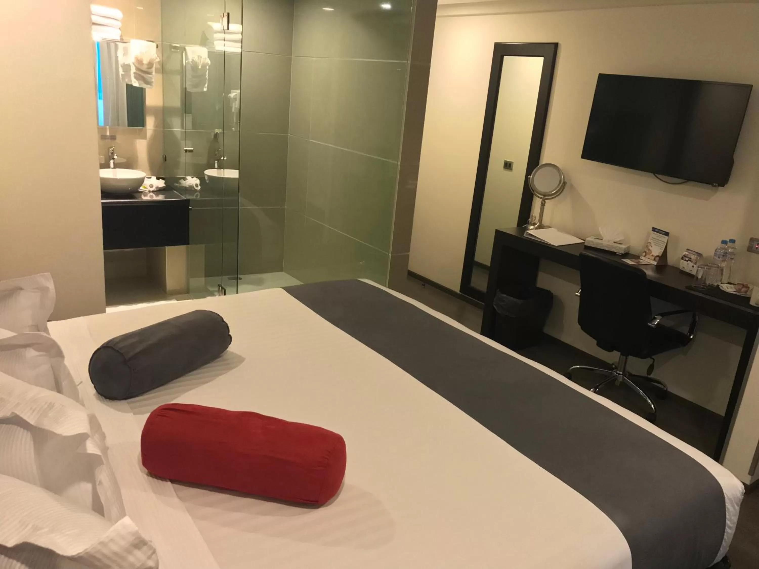 Bedroom, Bed in Best Western Plus Metepec & Suites