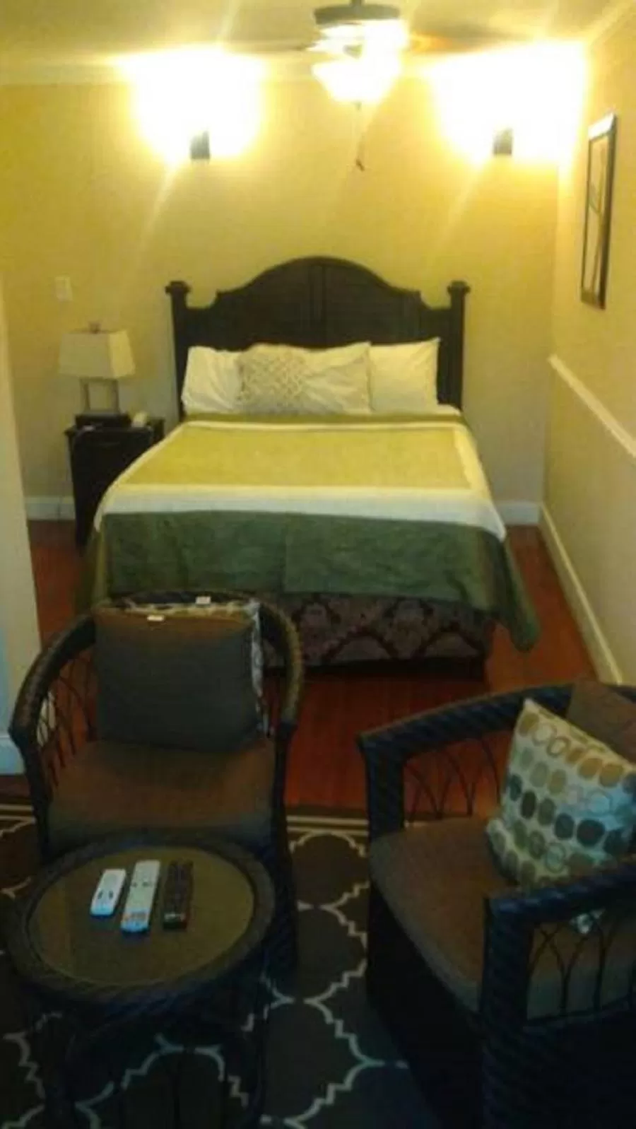 Bed in El Dorado Inn