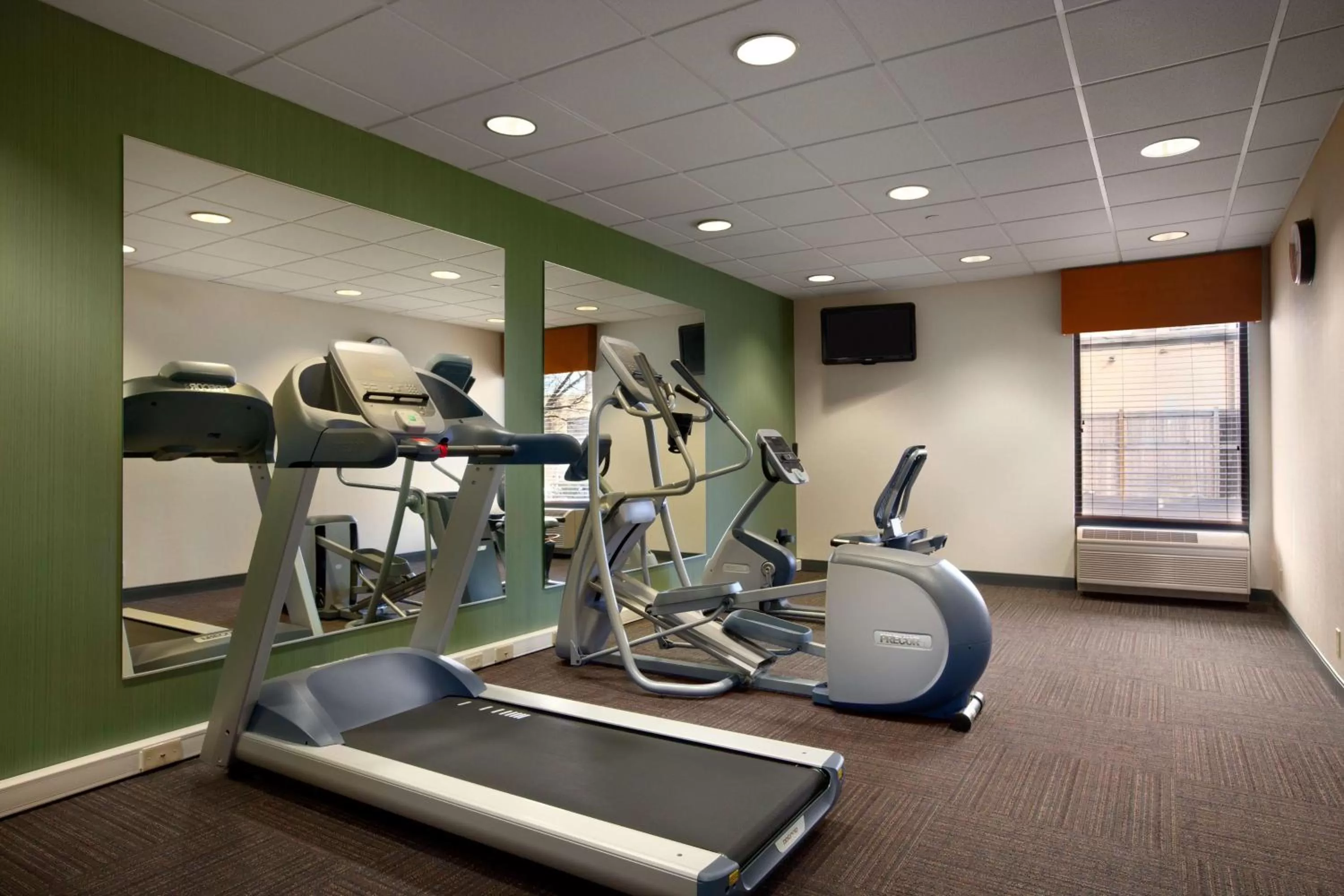 Fitness centre/facilities in Hampton Inn Boston/Braintree