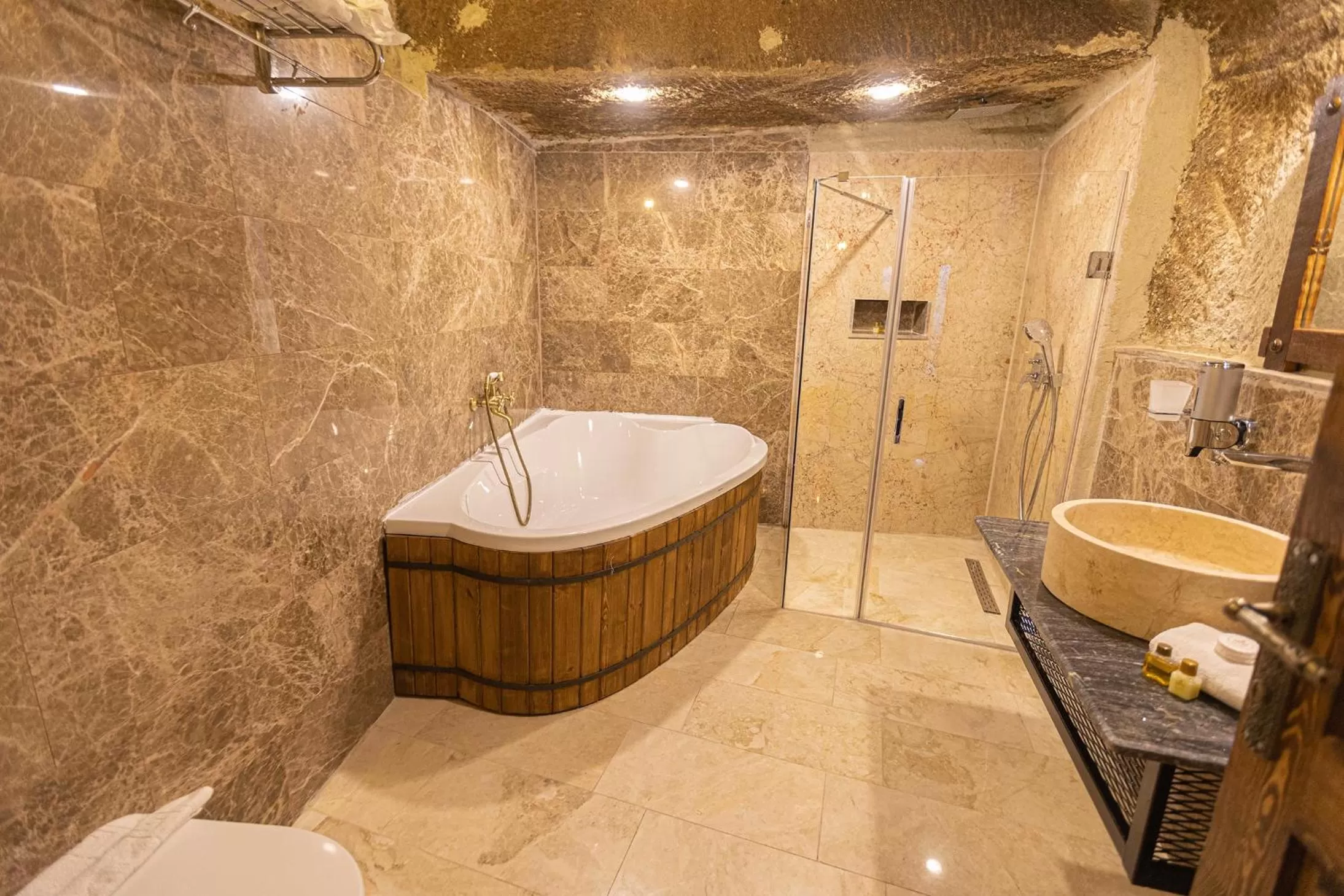 Hot Tub in Taskonak Hotel