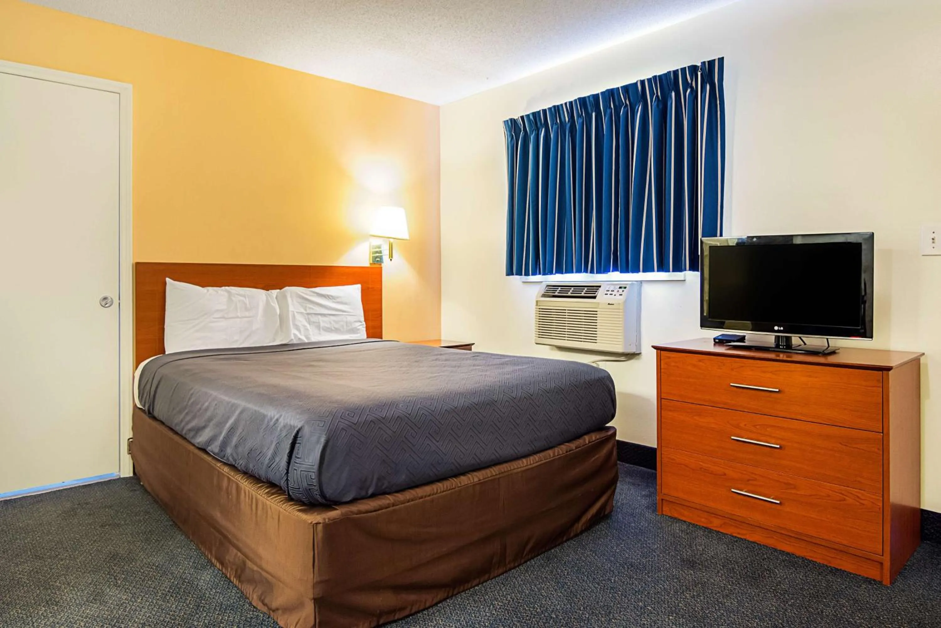 Photo of the whole room, Bed in Motel 6-Fayetteville, NC - Fort Liberty Area