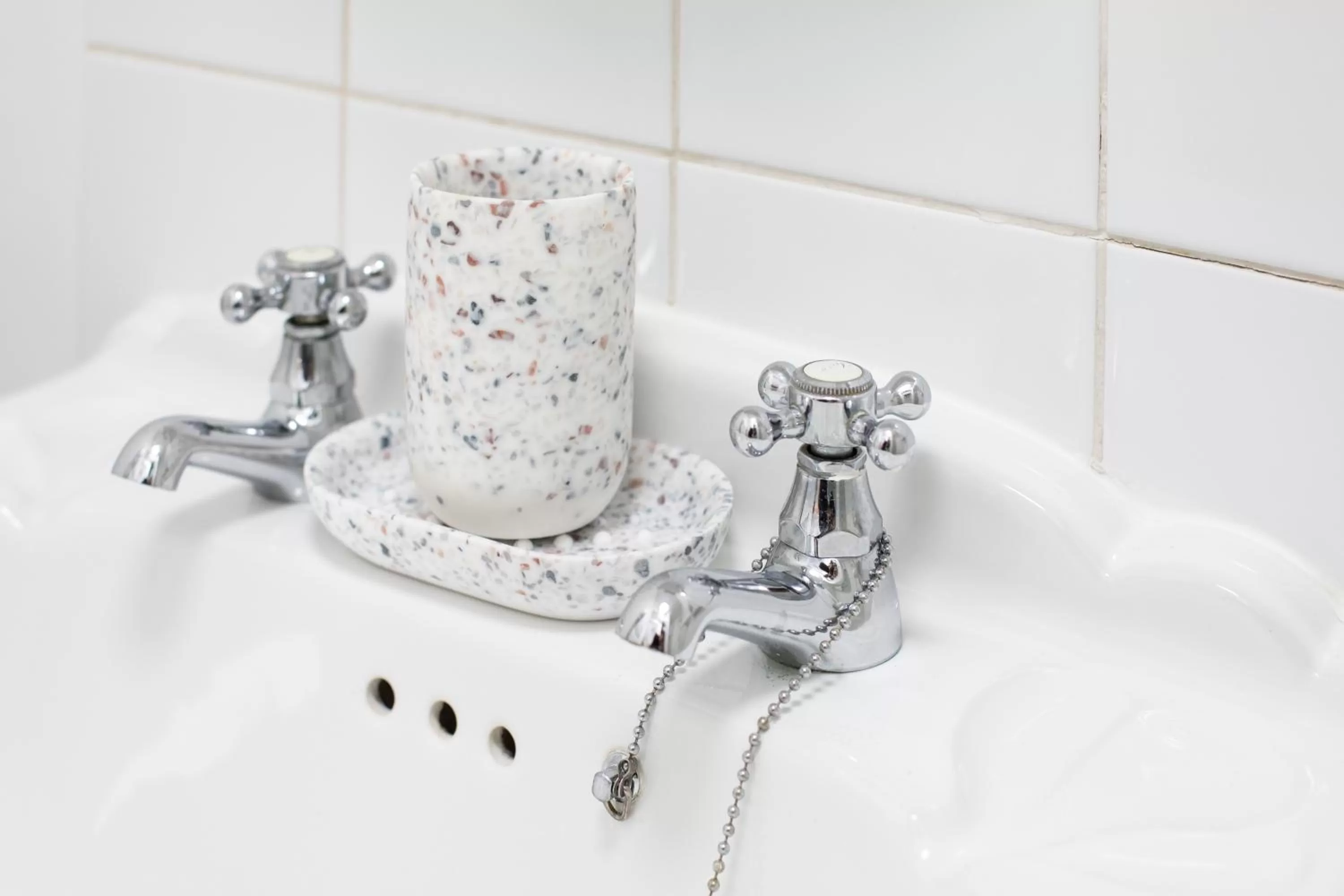 Twin Room with Shower in The Tiger Inn