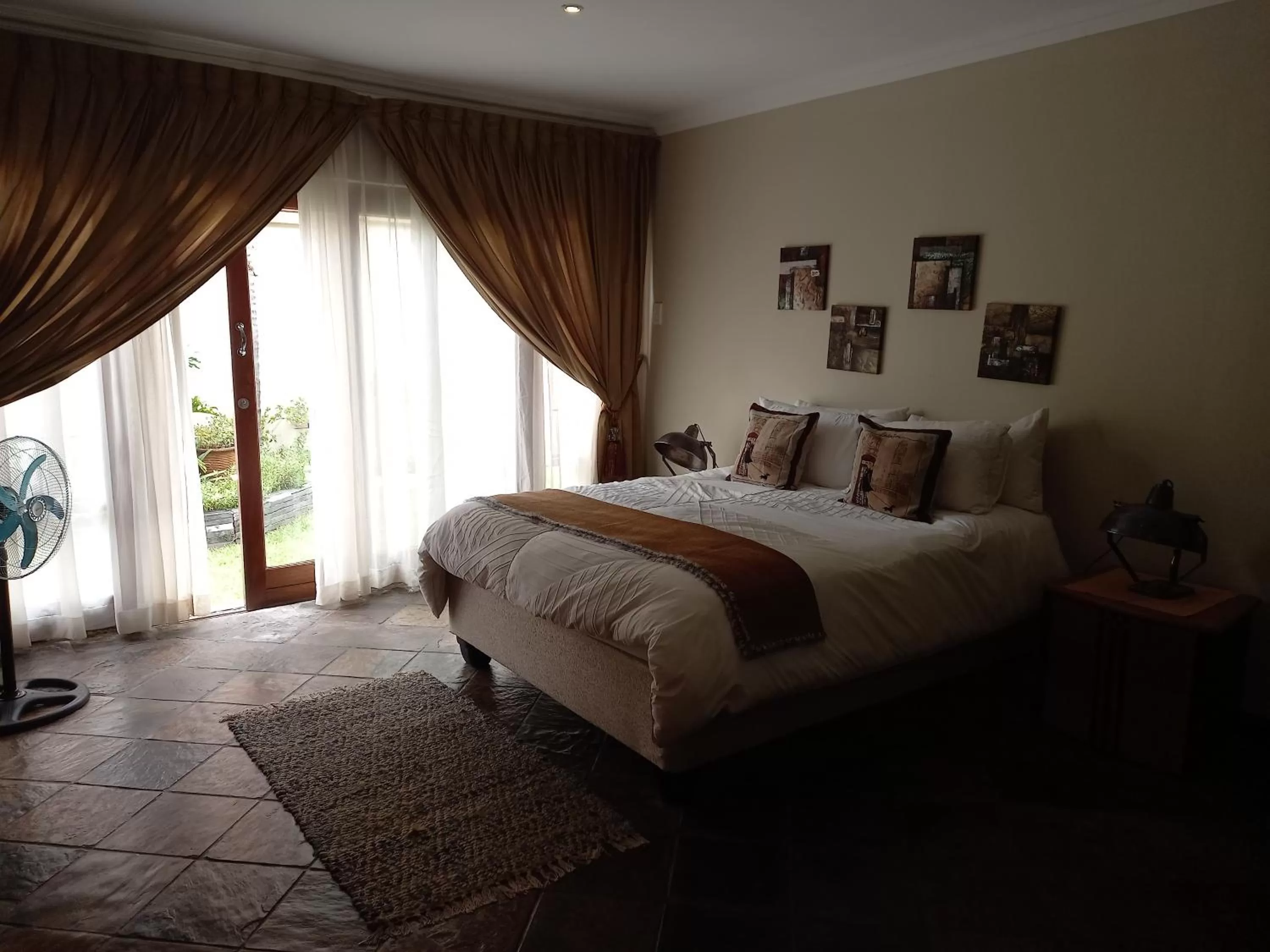 Photo of the whole room, Bed in Troas Boutique hotel