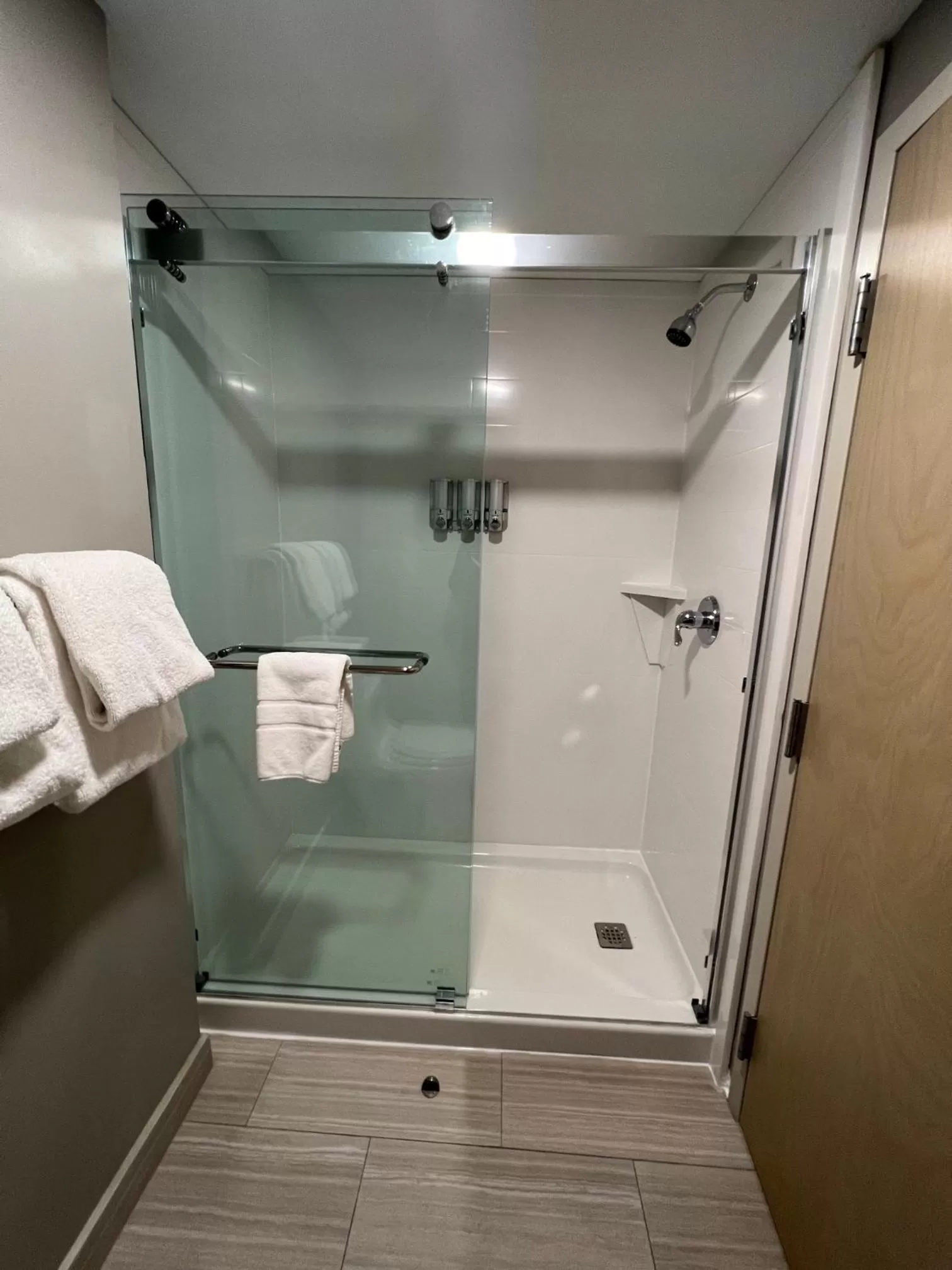 Shower in The Common Man Inn, Spa & Lodge