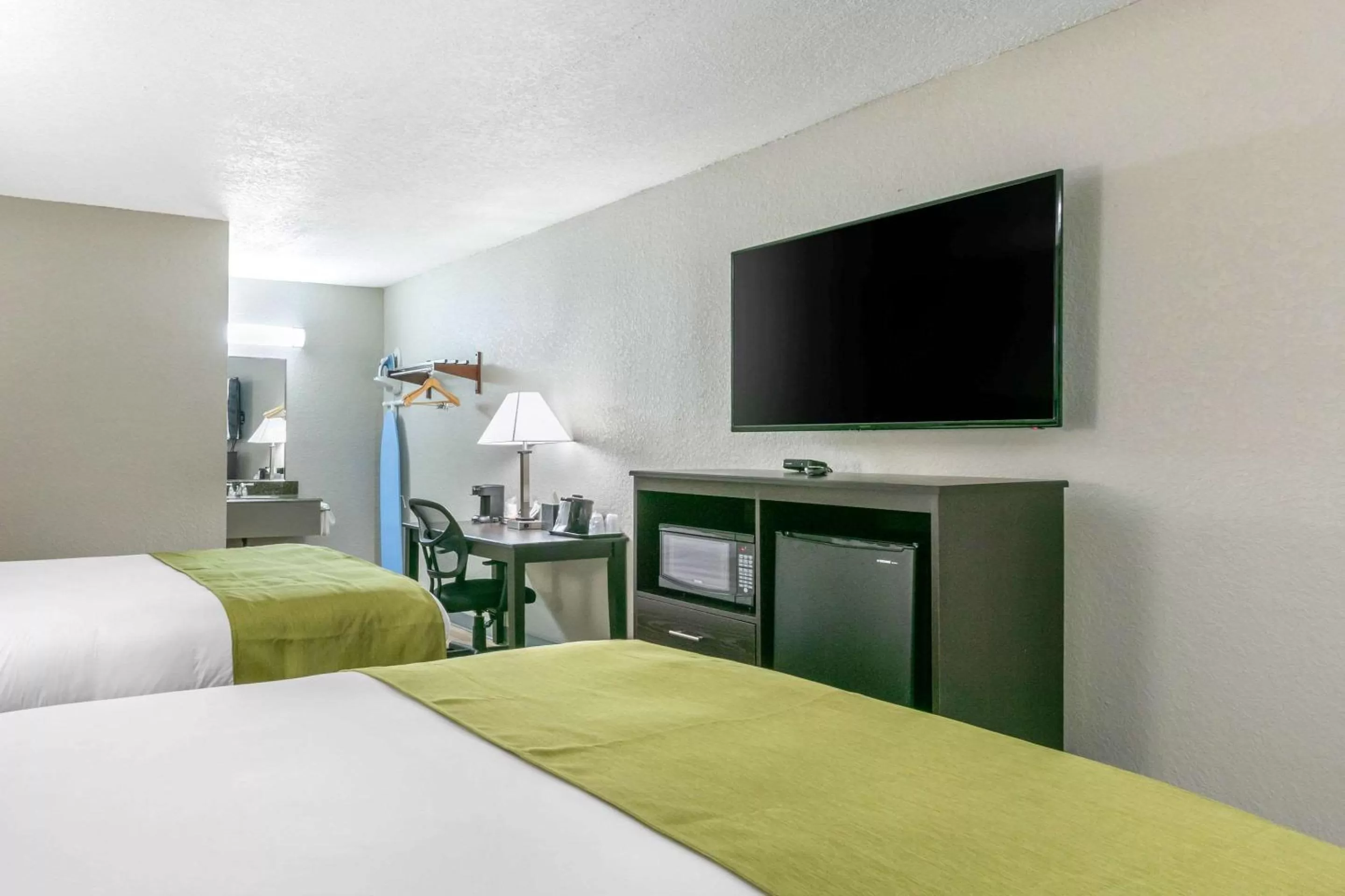 Photo of the whole room in Rodeway Inn Kingston Springs