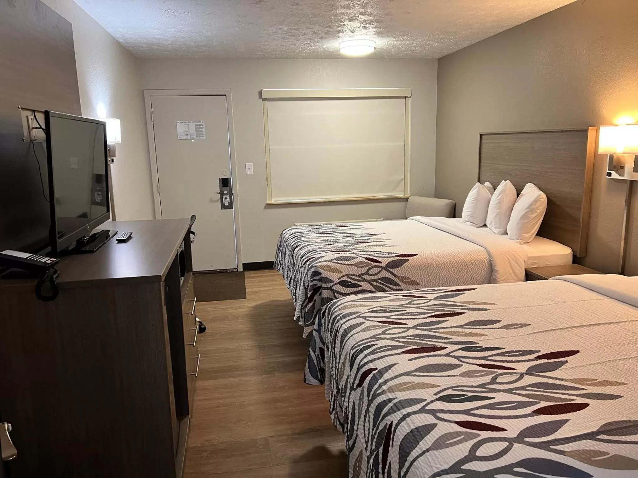 Photo of the whole room, Bed in Red Roof Inn Georgetown, KY