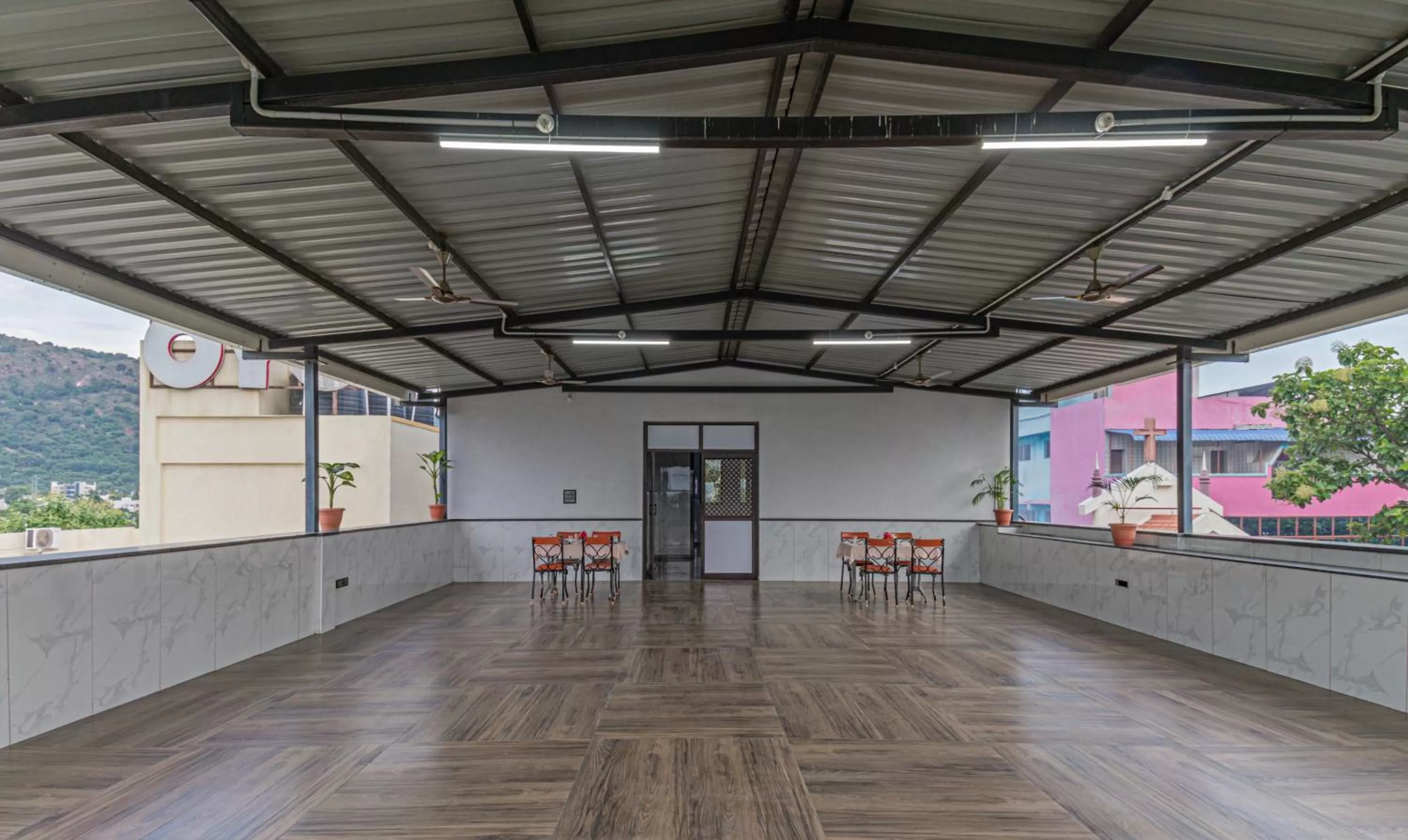 Dining area in Treebo Pranav Park