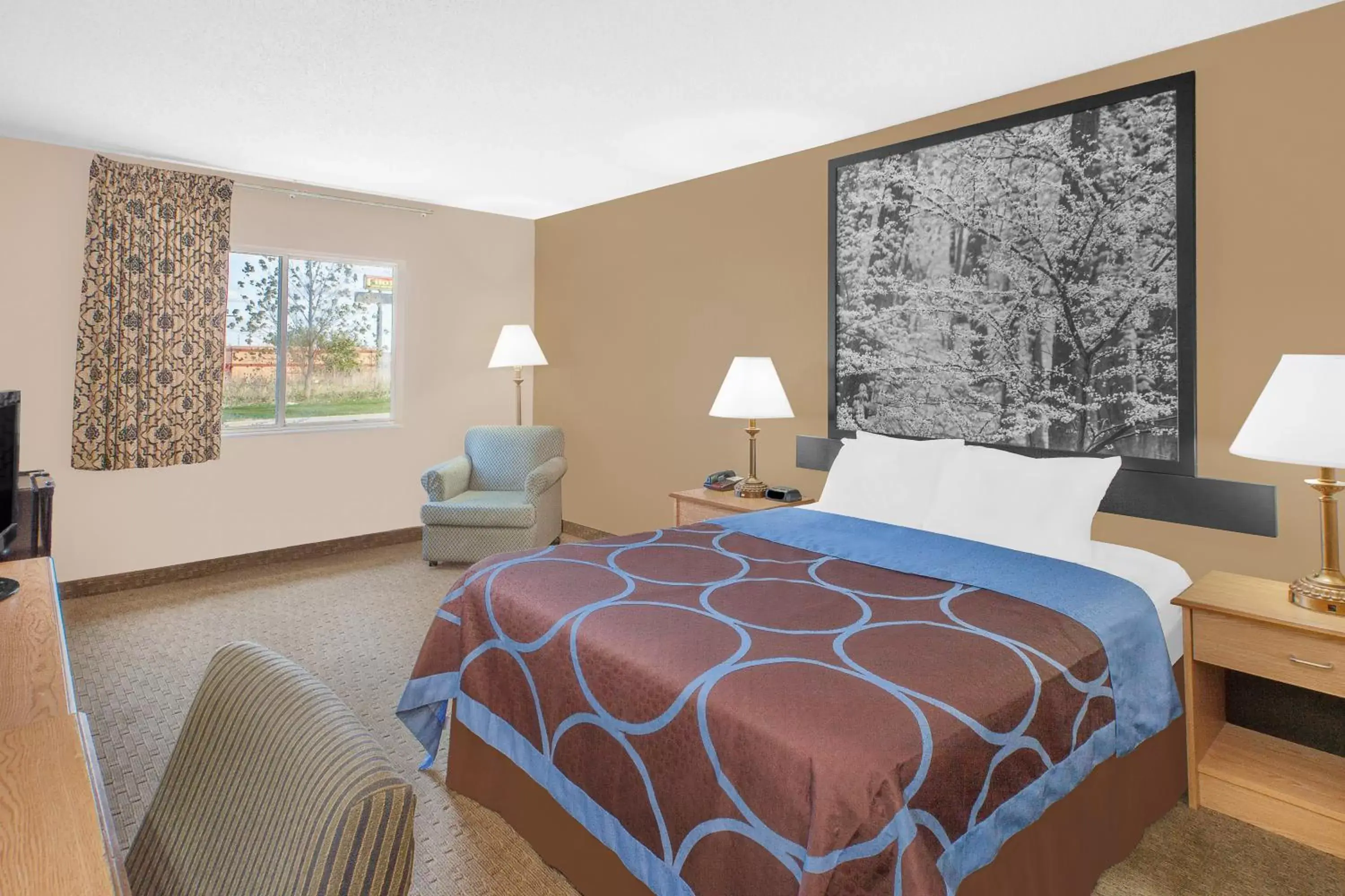 1 Queen Bed, One-Bedroom, Suite, Non-Smoking in Super 8 by Wyndham Seville 1 Queen Bed, One-Bedroom, Suite, Non-Smoking in Super 8 by Wyndham Seville