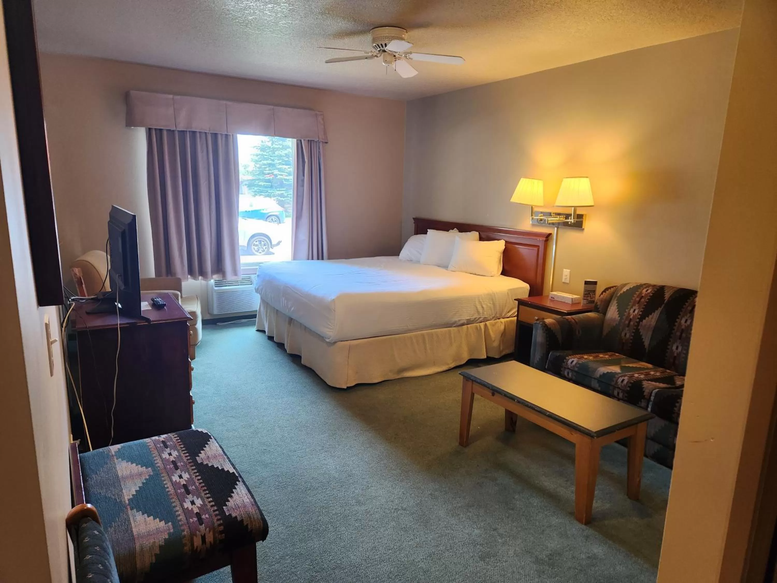 Bed in Waterton Lakes Lodge Resort