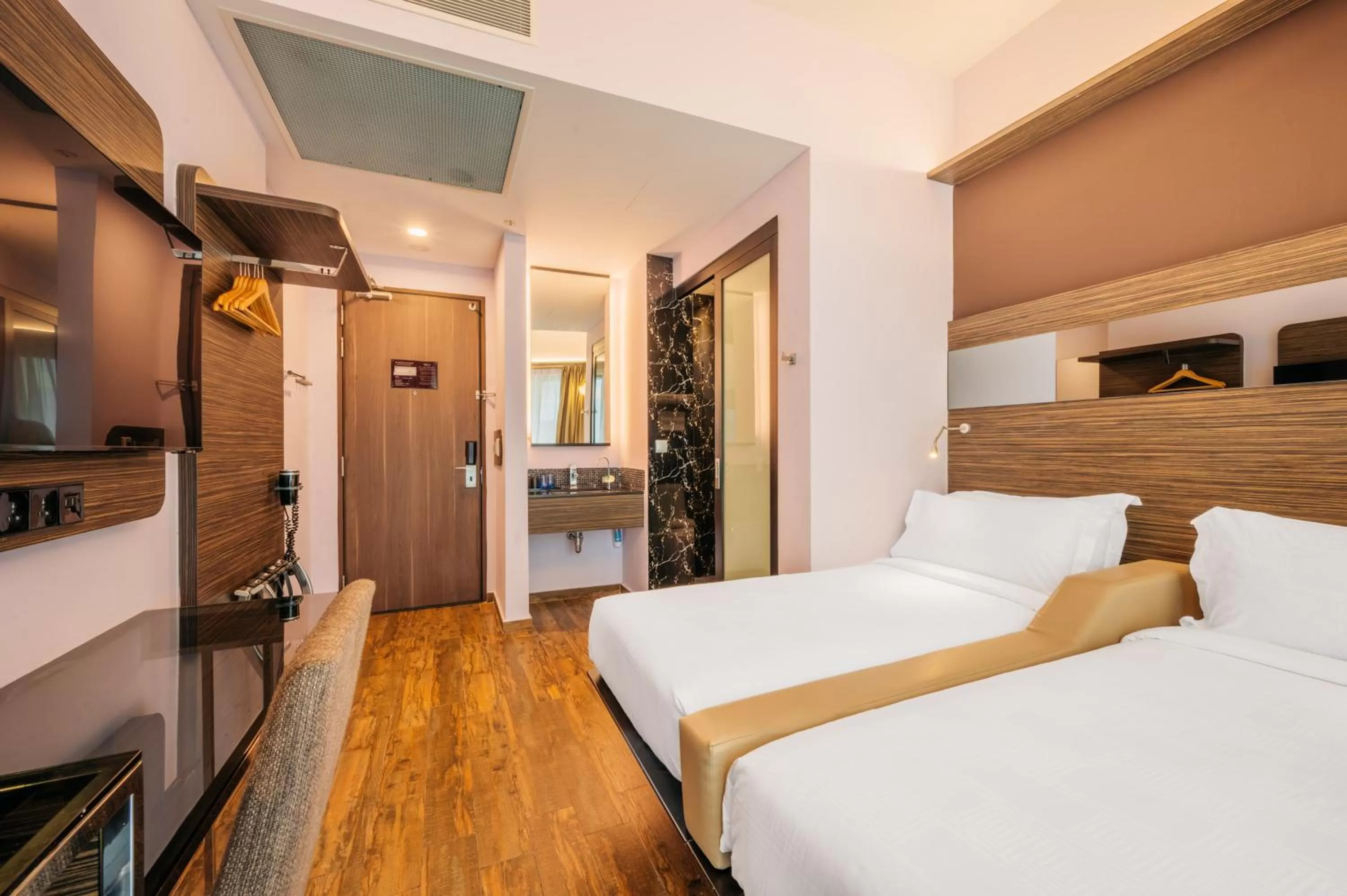 Photo of the whole room, Bed in Mercure Singapore Tyrwhitt