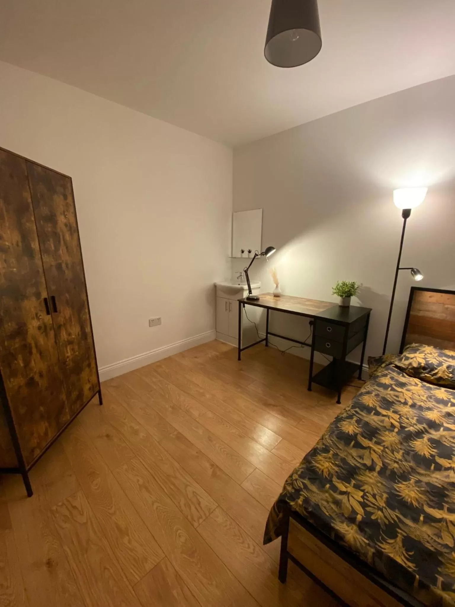 Bedroom, Bed in 4 Wharncliffe Drive