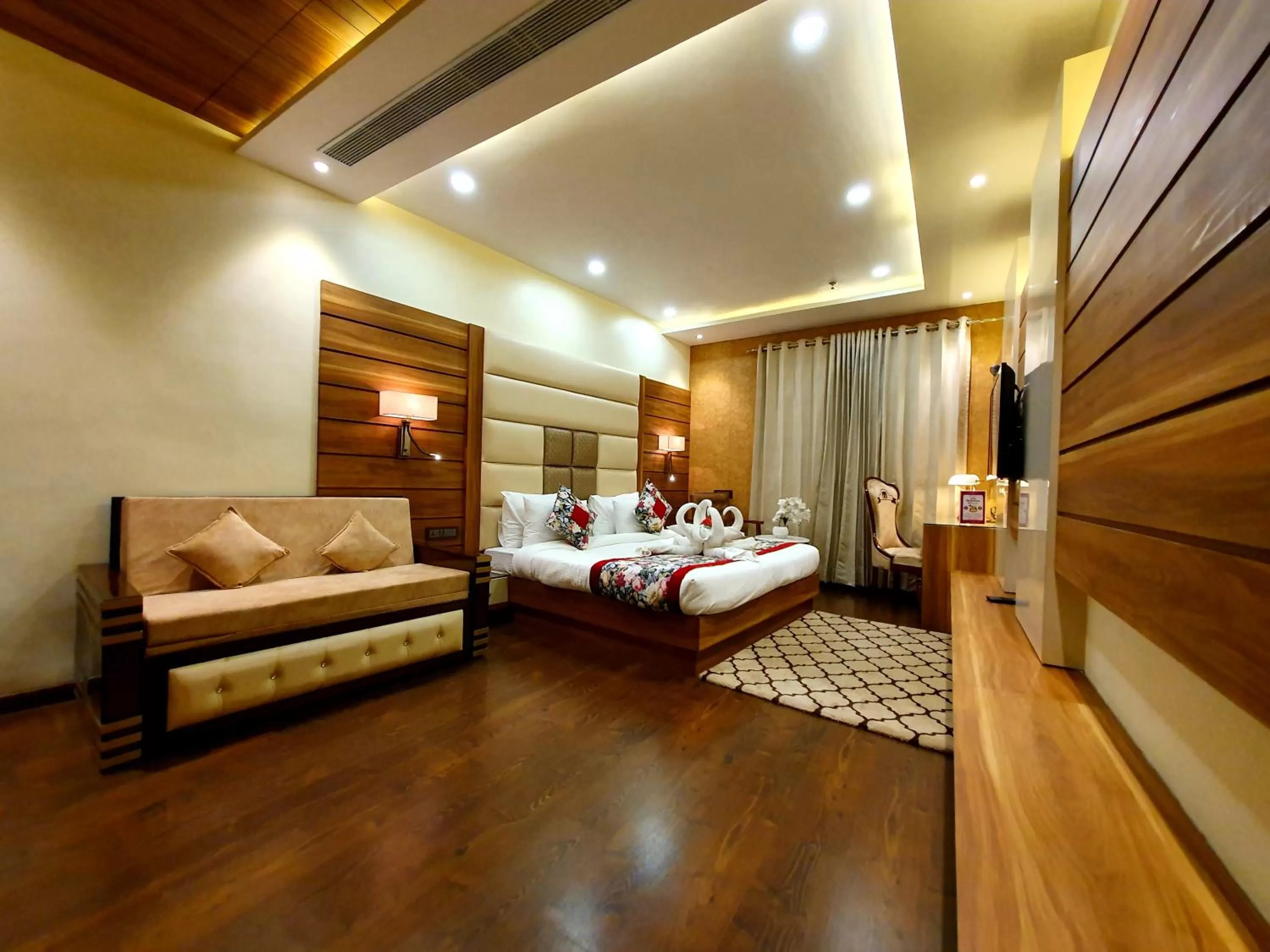 Bed in Hotel Makhan Residency