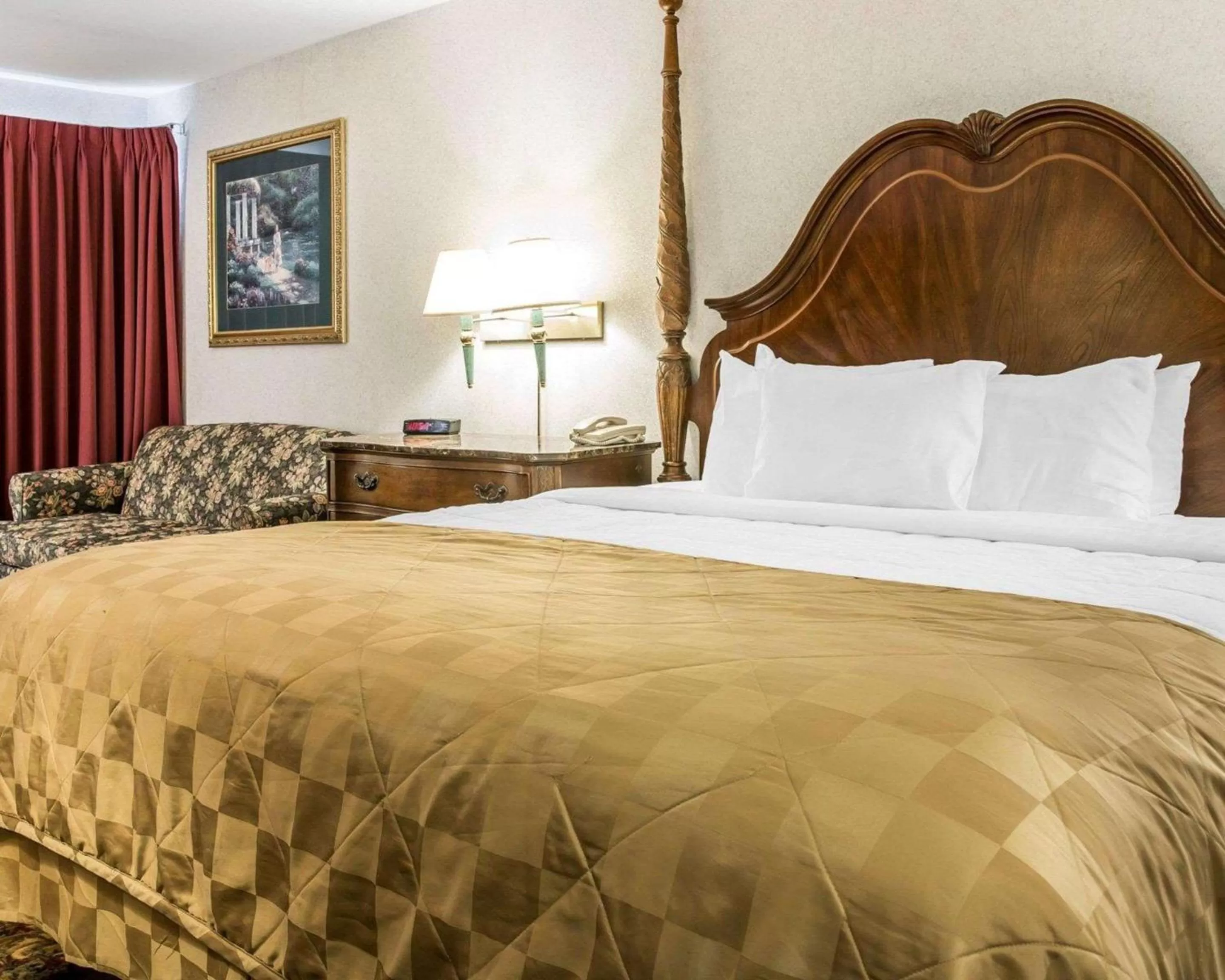 Photo of the whole room, Bed in Clarion Hotel Mackinaw City Beachfront