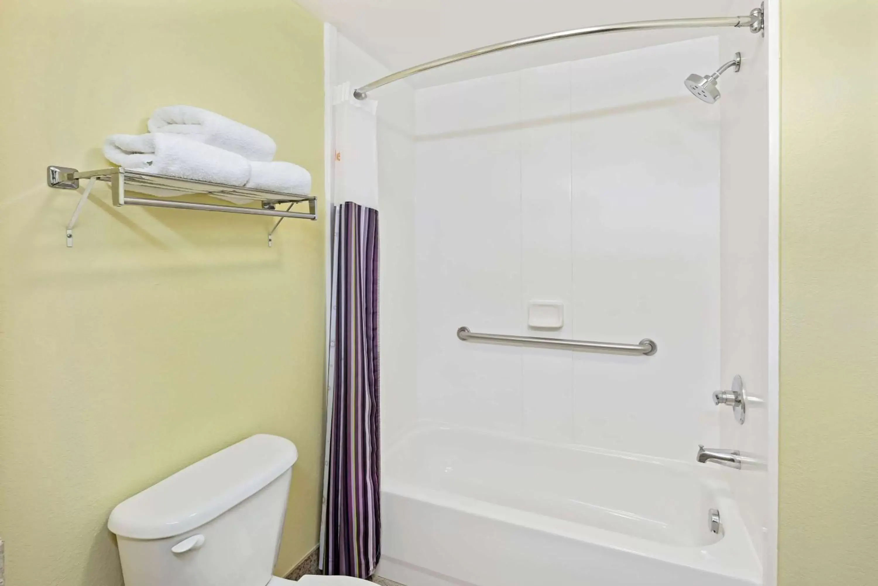 Double Room with Two Double Beds and Bath Tub - Mobility Accessible/Non-Smoking in La Quinta by Wyndham Atlanta South - Newnan Double Room with Two Double Beds and Bath Tub - Mobility Accessible/Non-Smoking in La Quinta by Wyndham Atlanta South - Newnan