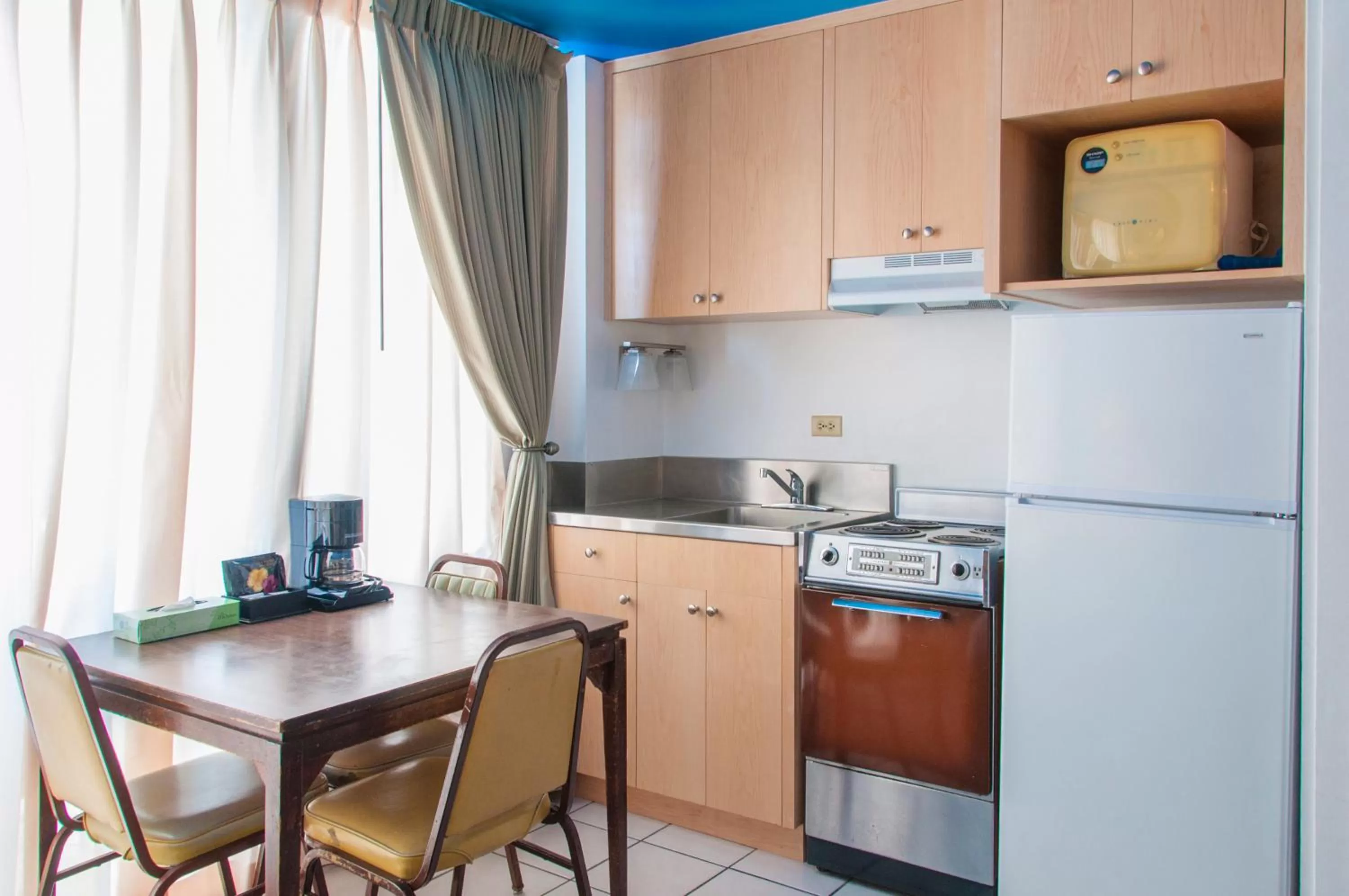Kitchen or kitchenette in Holiday Surf Hotel (with full kitchen)