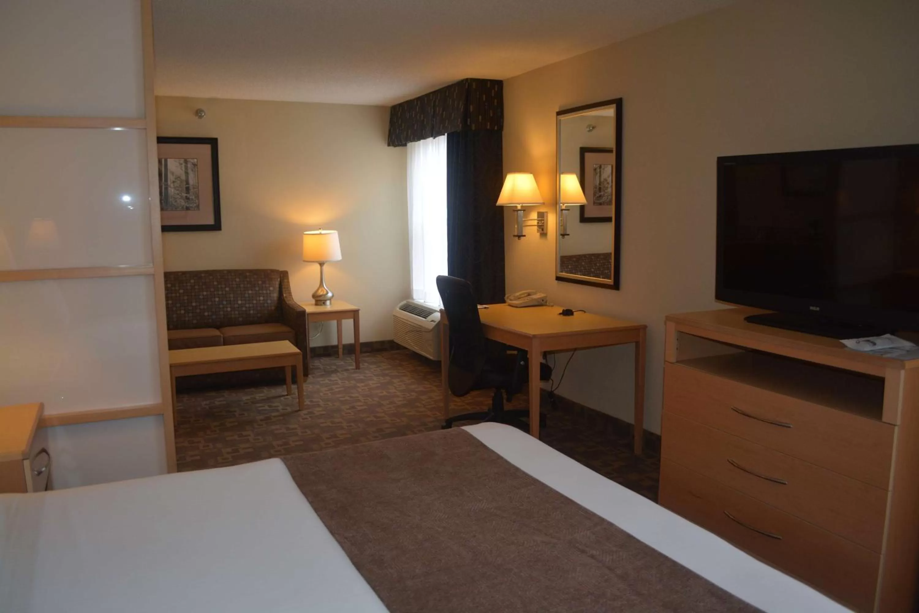 Photo of the whole room, Bed in SureStay Plus Hotel by Best Western Roanoke Rapids I-95