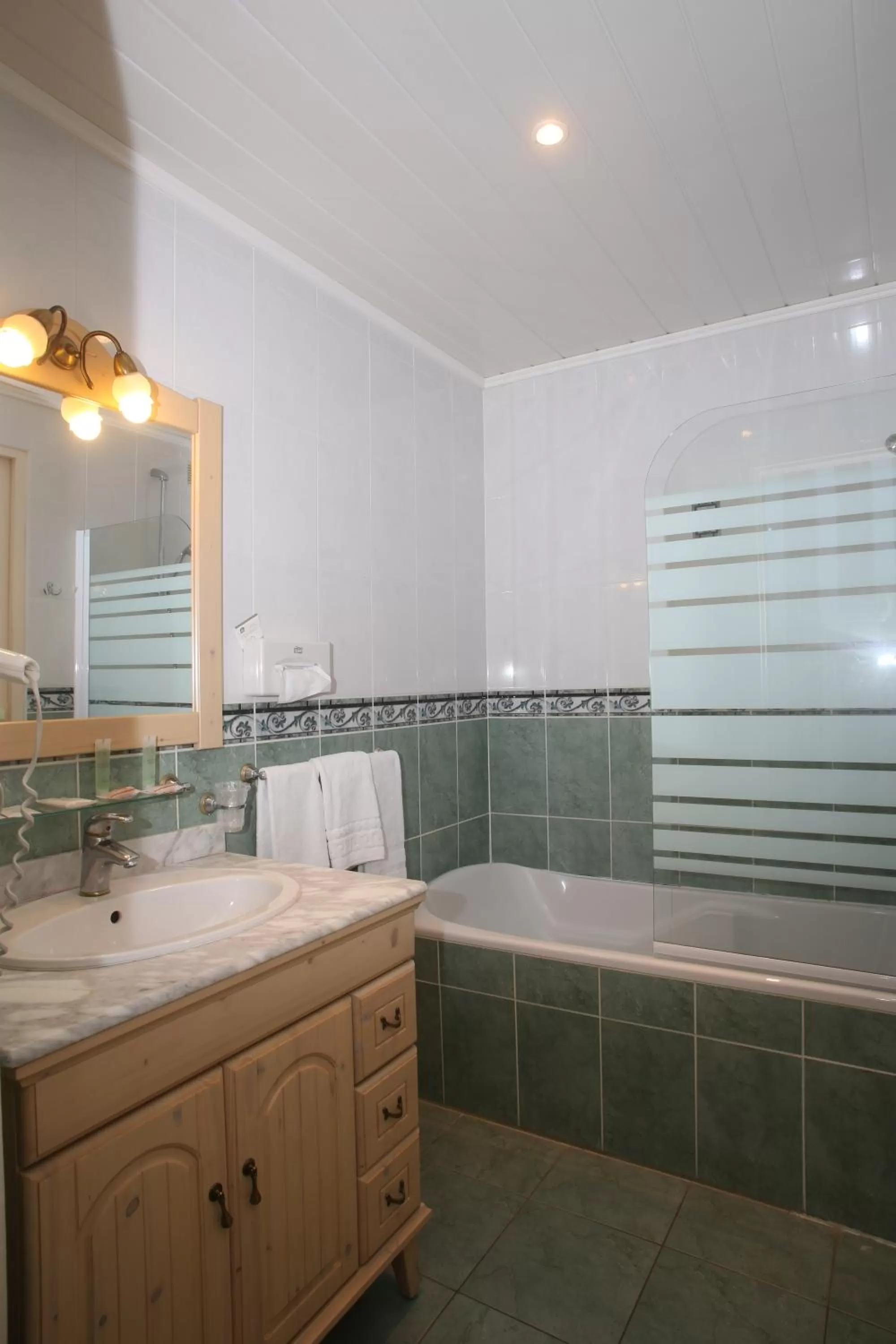 Bathroom in Best Western Hotel Ile de France