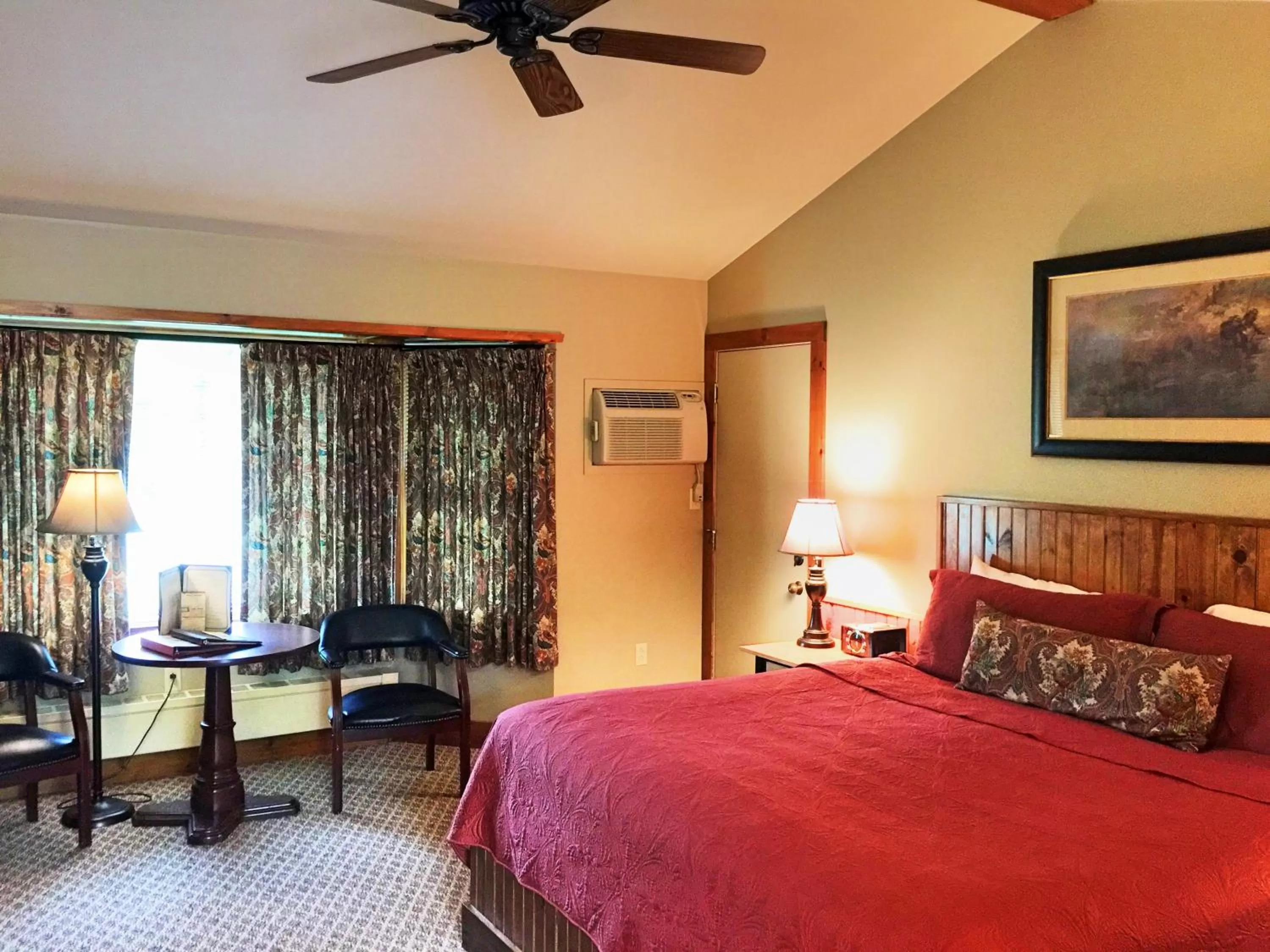 Photo of the whole room, Bed in Hungry Trout Resort