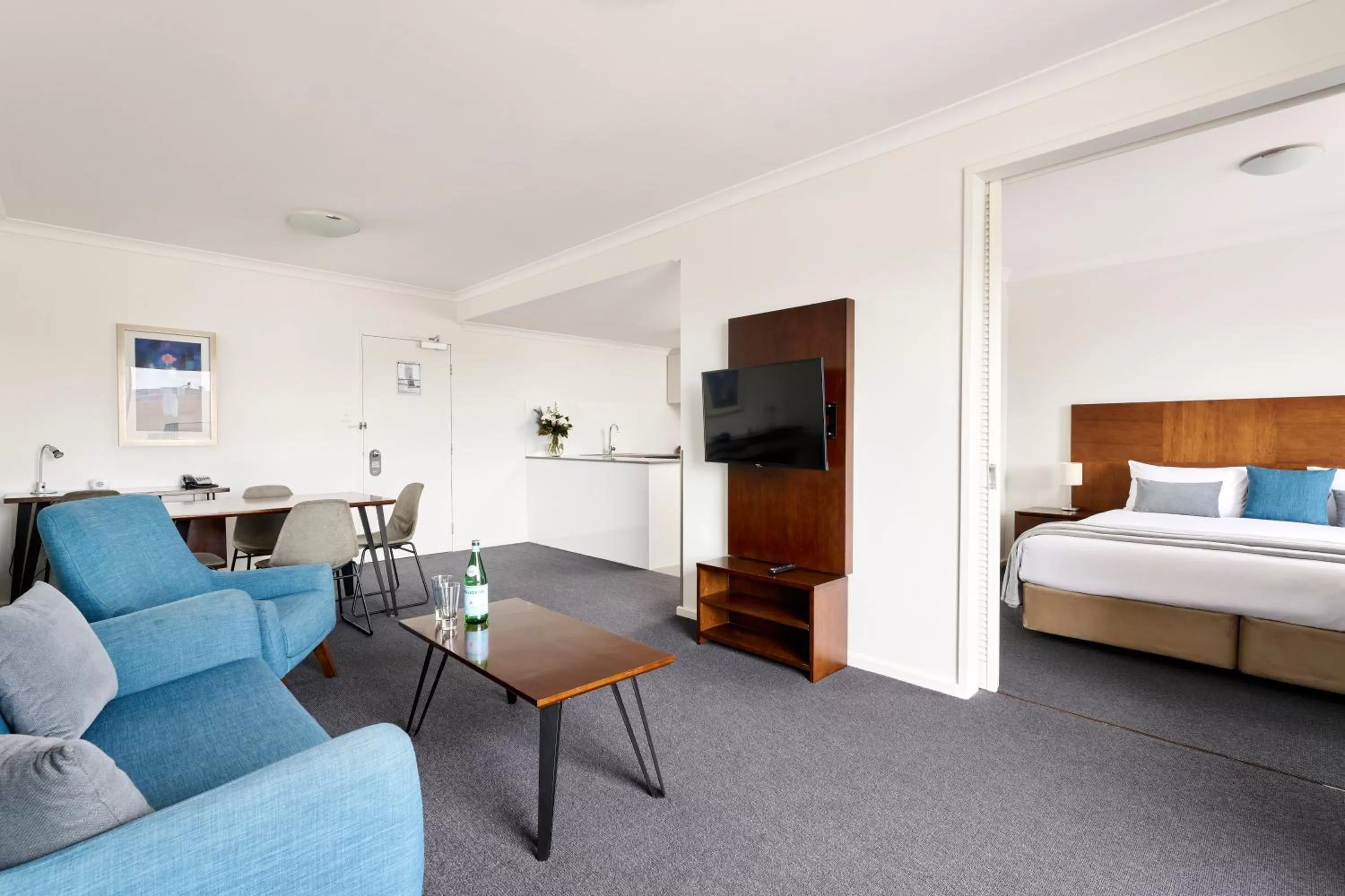 Living room, Bed in Quest West End