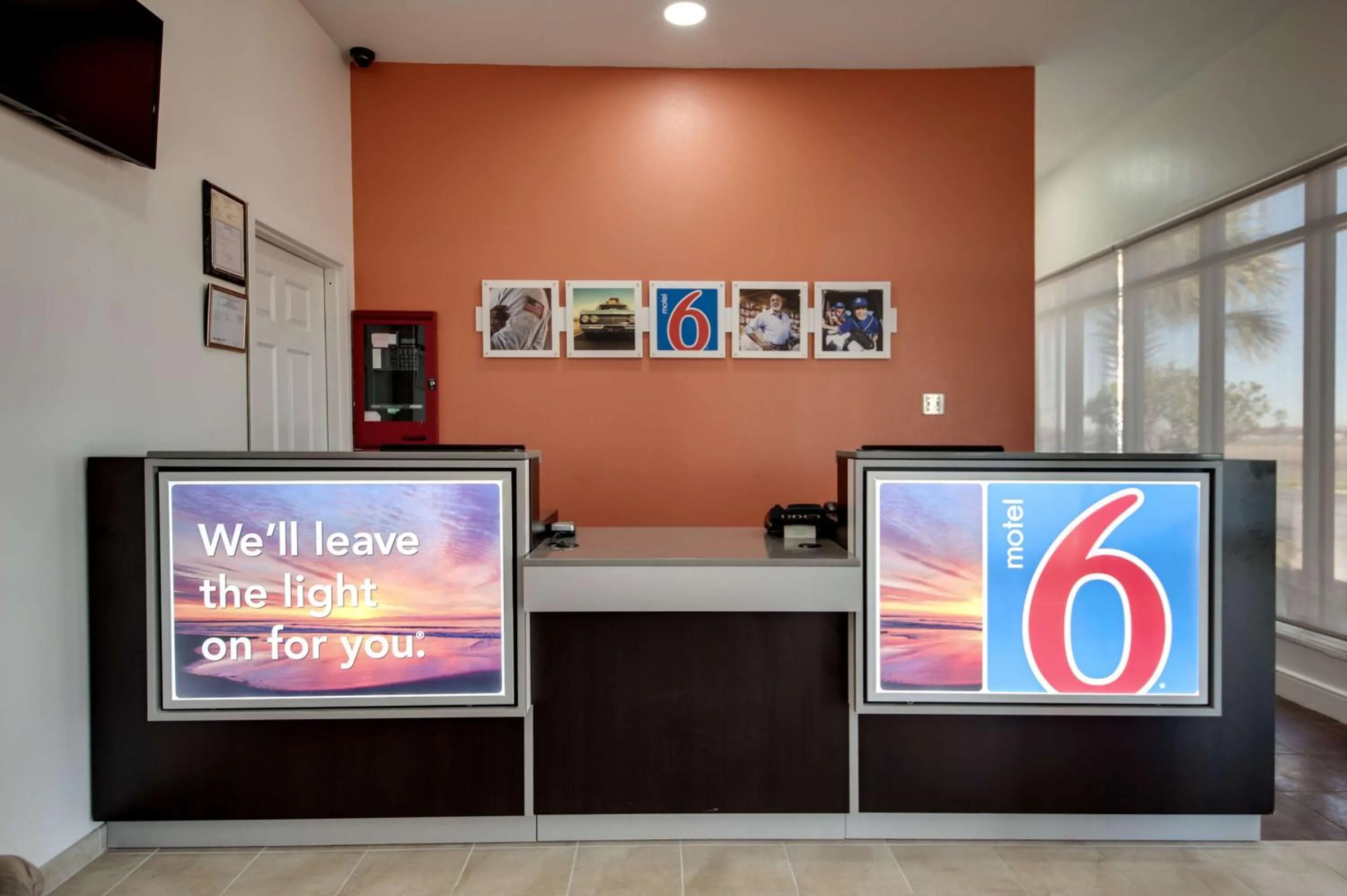 Communal lounge/ TV room in Motel 6-Jennings, LA
