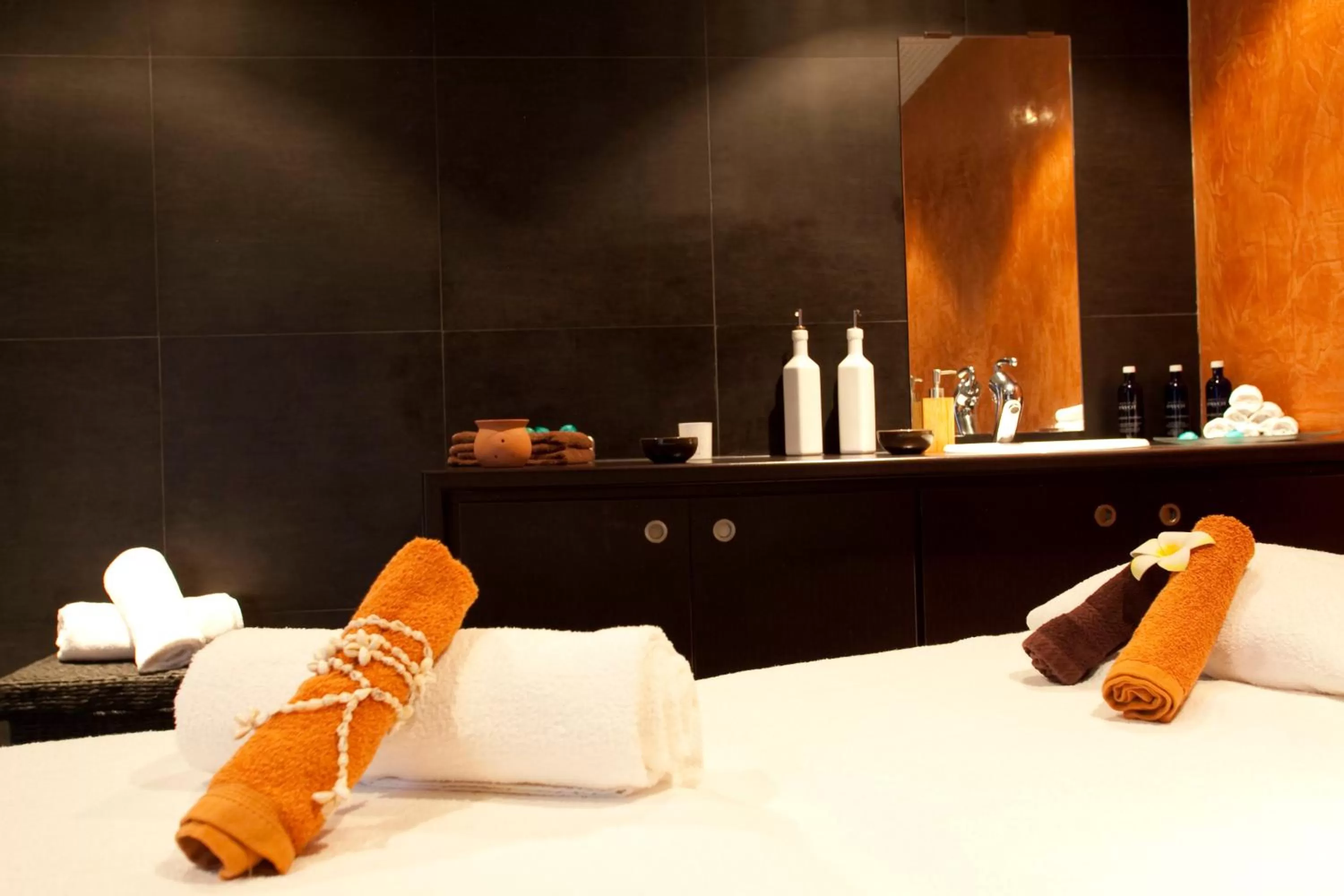 Massage, Bed in Mahogany Hotel Residence & Spa