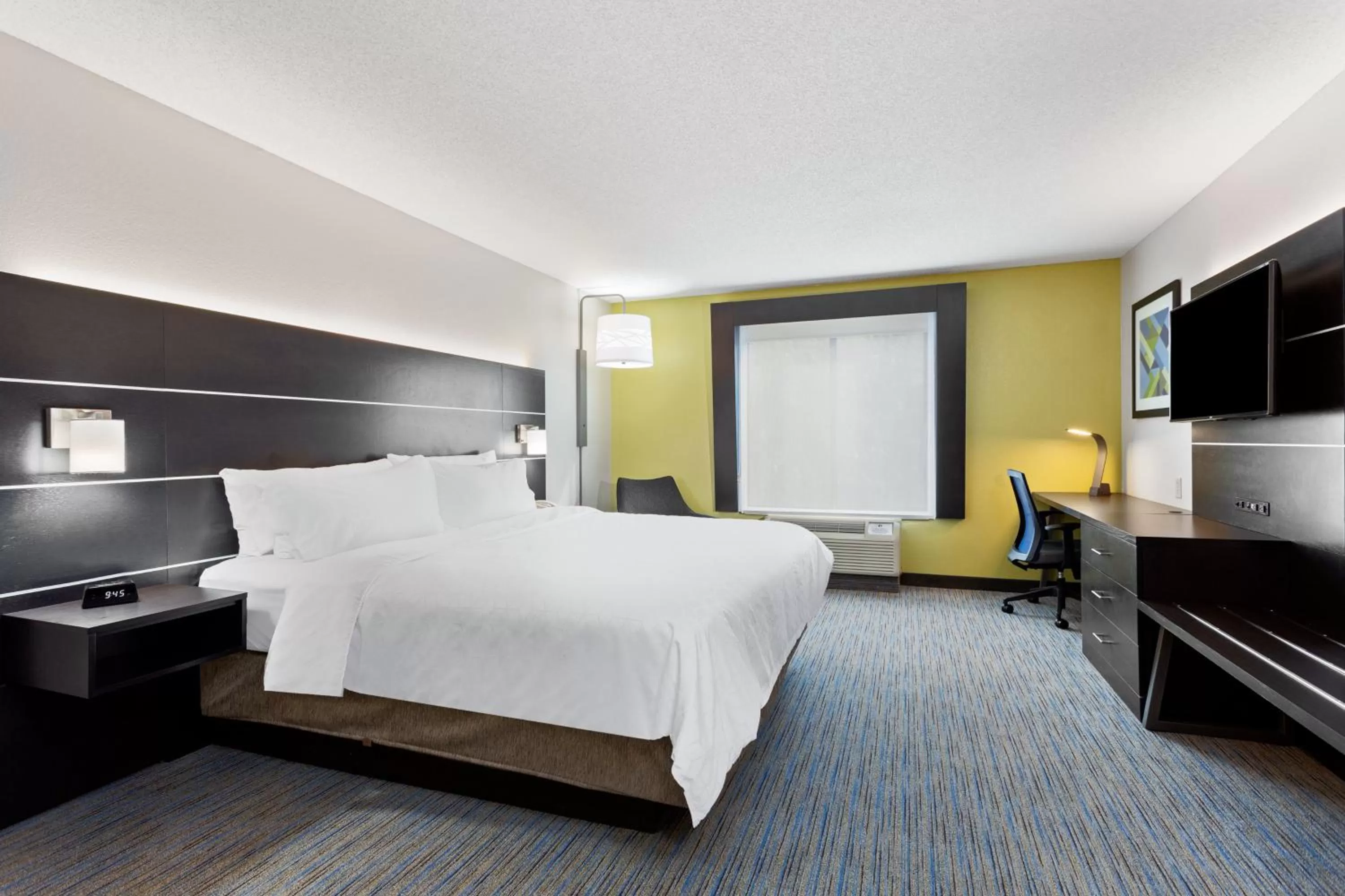 Photo of the whole room, Bed in Holiday Inn Express & Suites Culpeper by IHG