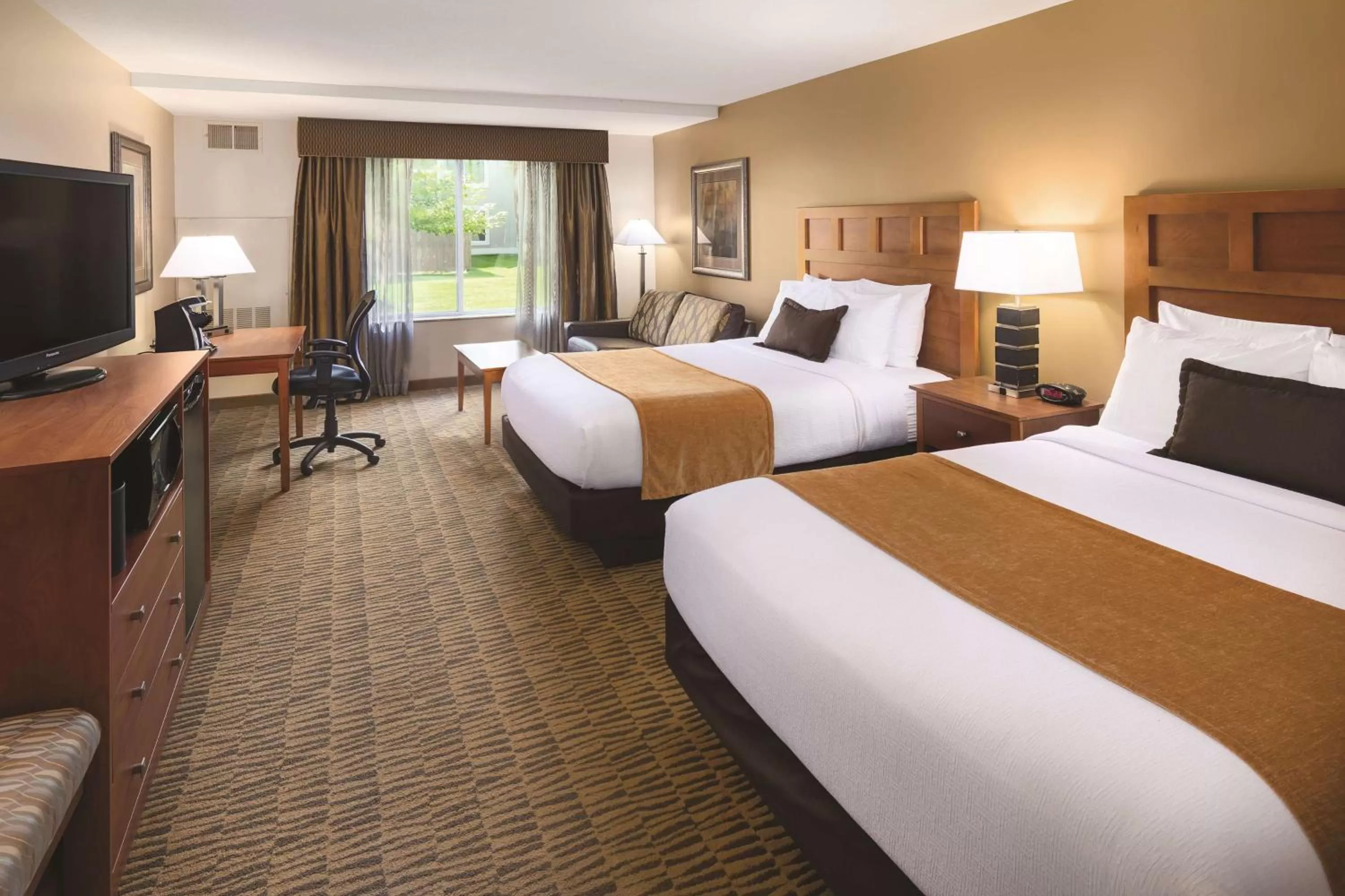 Queen Room with Two Queen Beds and Roll-In Shower - Disability Access in Best Western Plus Bloomington Hotel