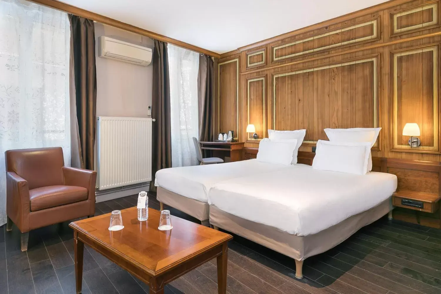 Deluxe Twin Room in Hôtel de l'Europe by HappyCulture Deluxe Twin Room in Hôtel de l'Europe by HappyCulture