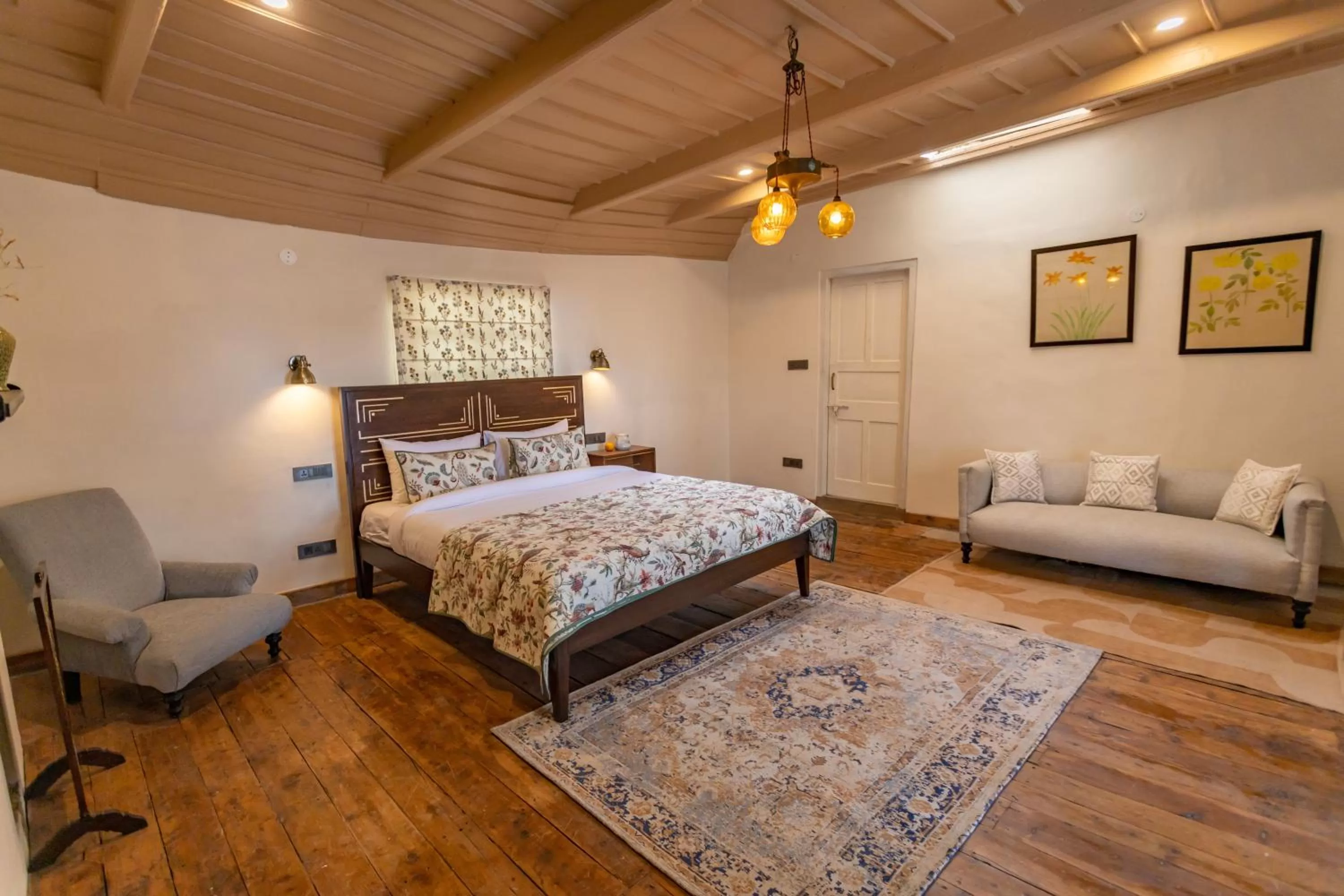 Photo of the whole room, Bed in Seclude Shimla, Taraview