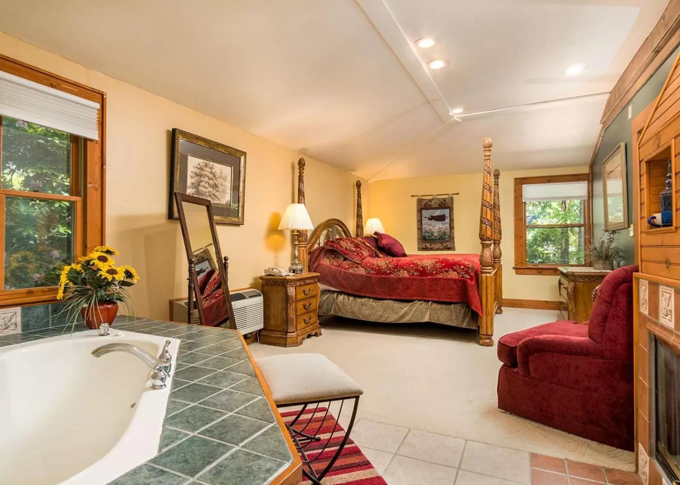 Photo of the whole room, Bed in Highland Lake Inn & Resort - Flat Rock