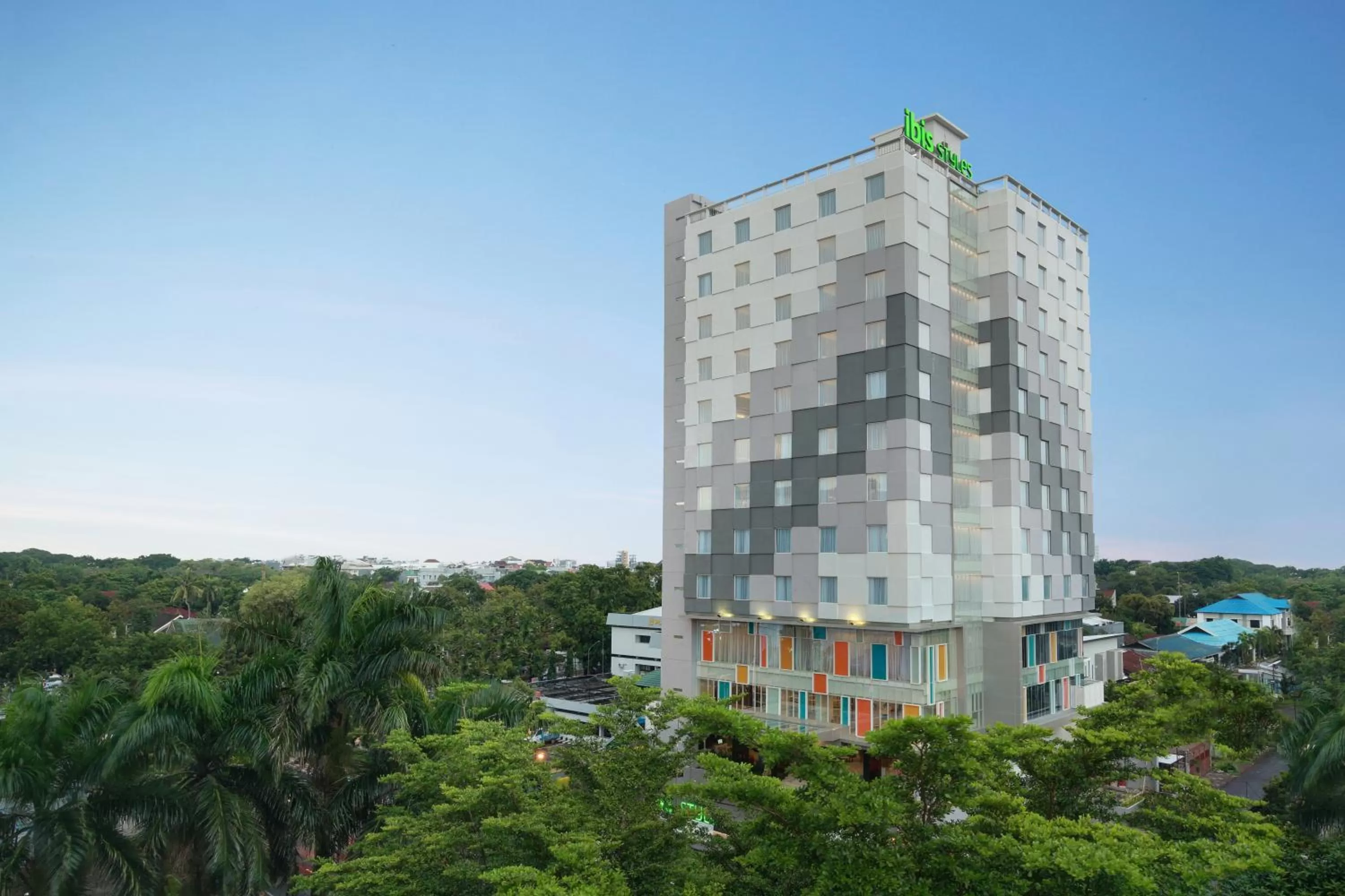 Facade/entrance in Ibis Styles Makassar Sam Ratulangi