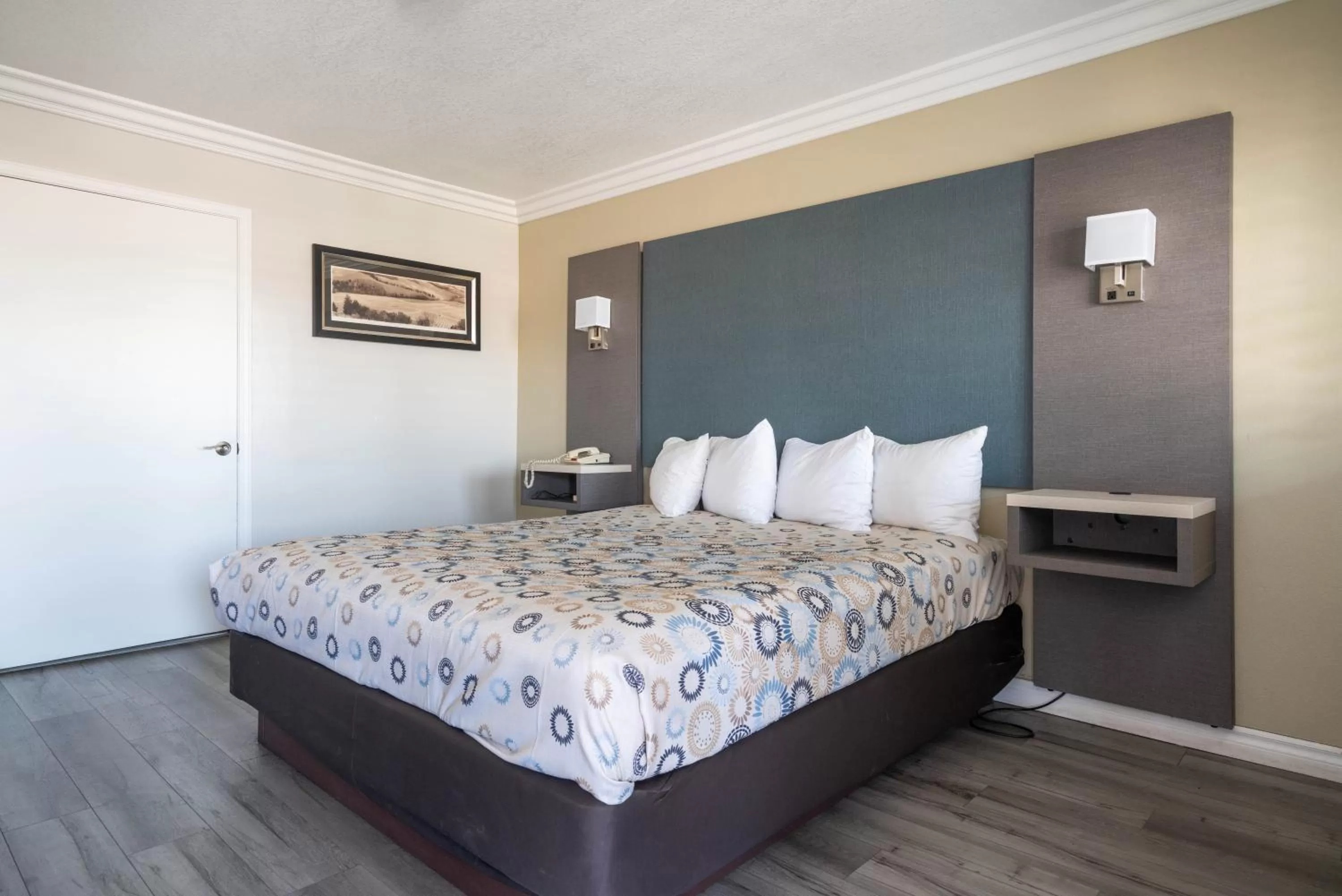 Bed in Solaire Inn & Suites