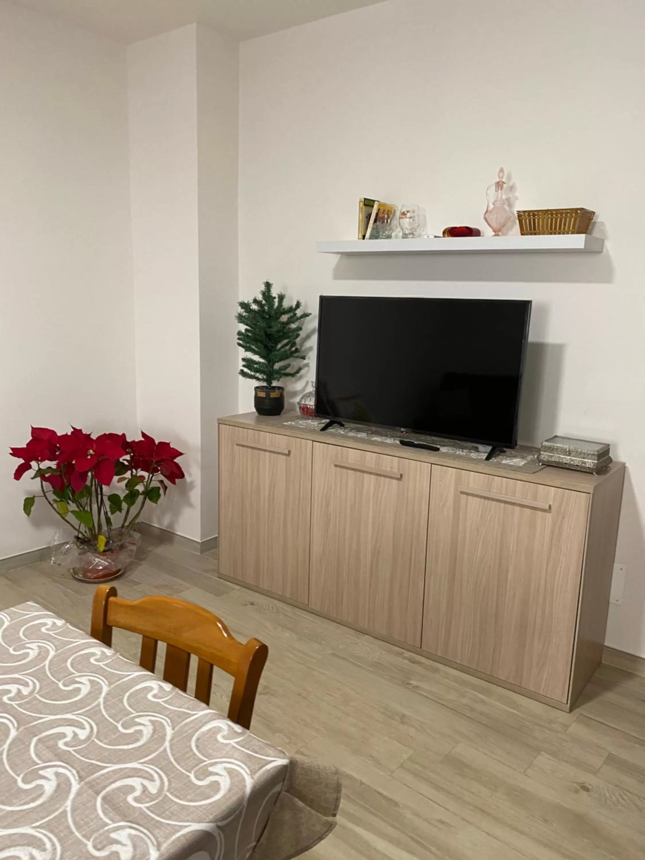 TV and multimedia, TV/Entertainment Center in Casa Felicia