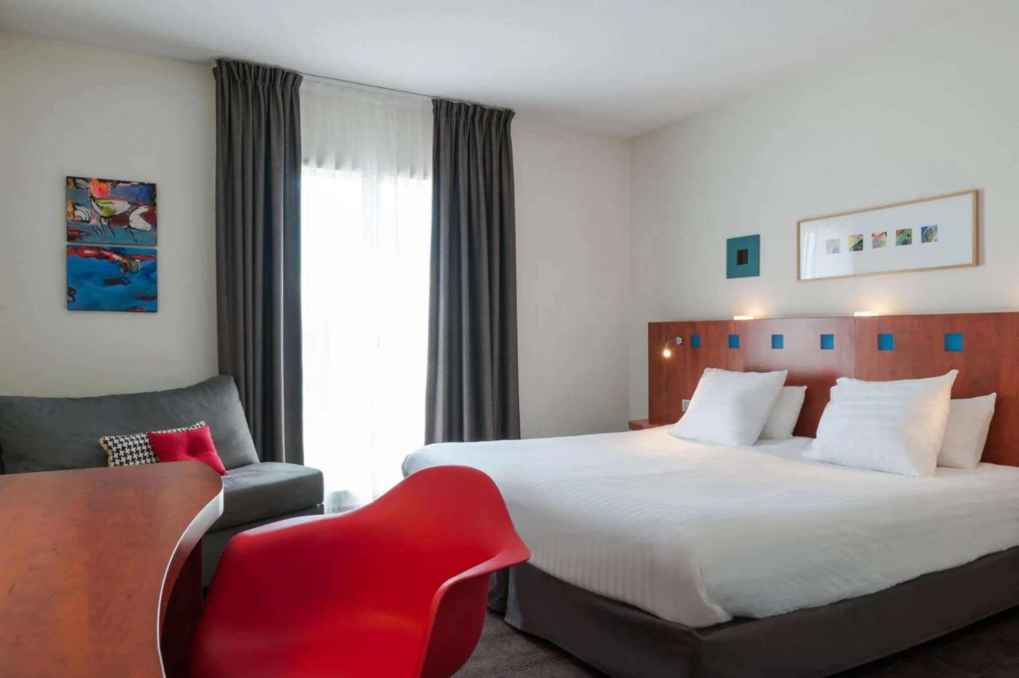 Bedroom, Bed in The Originals Boutique, Hôtel Le Pariou, Issoire