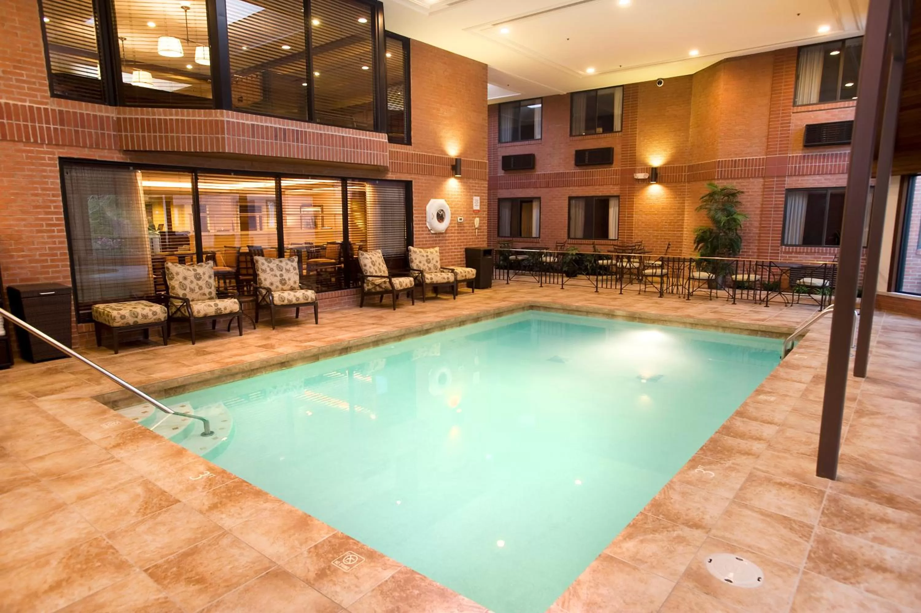 Swimming pool in Ann Arbor Regent Hotel and Suites