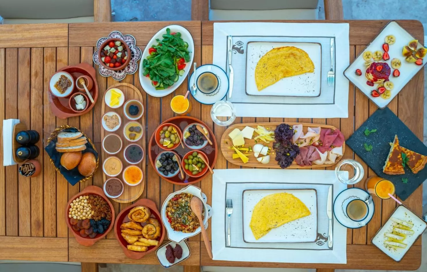 Restaurant/places to eat in Seraphim Cave Suites & SPA