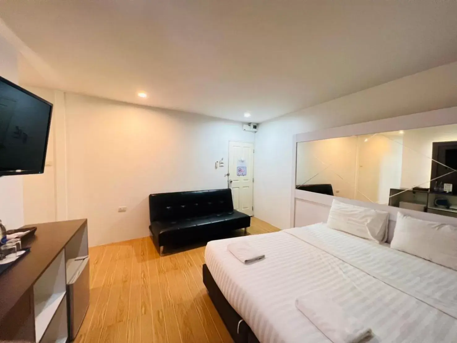 Deluxe Double Room in Bed By Cruise Hotel At Samakkhi-Tivanont Deluxe Double Room in Bed By Cruise Hotel At Samakkhi-Tivanont