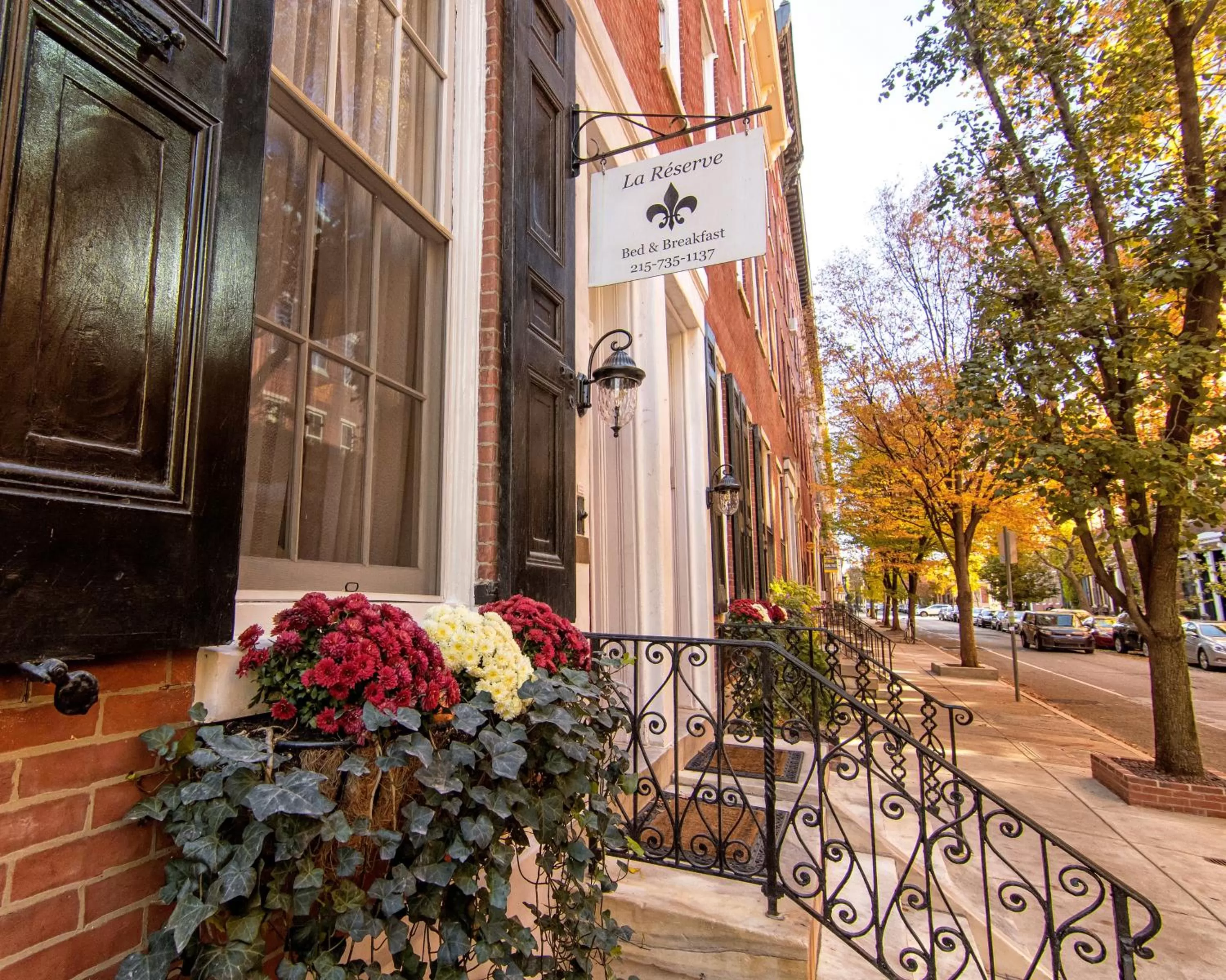 Facade/entrance in La Reserve Bed and Breakfast