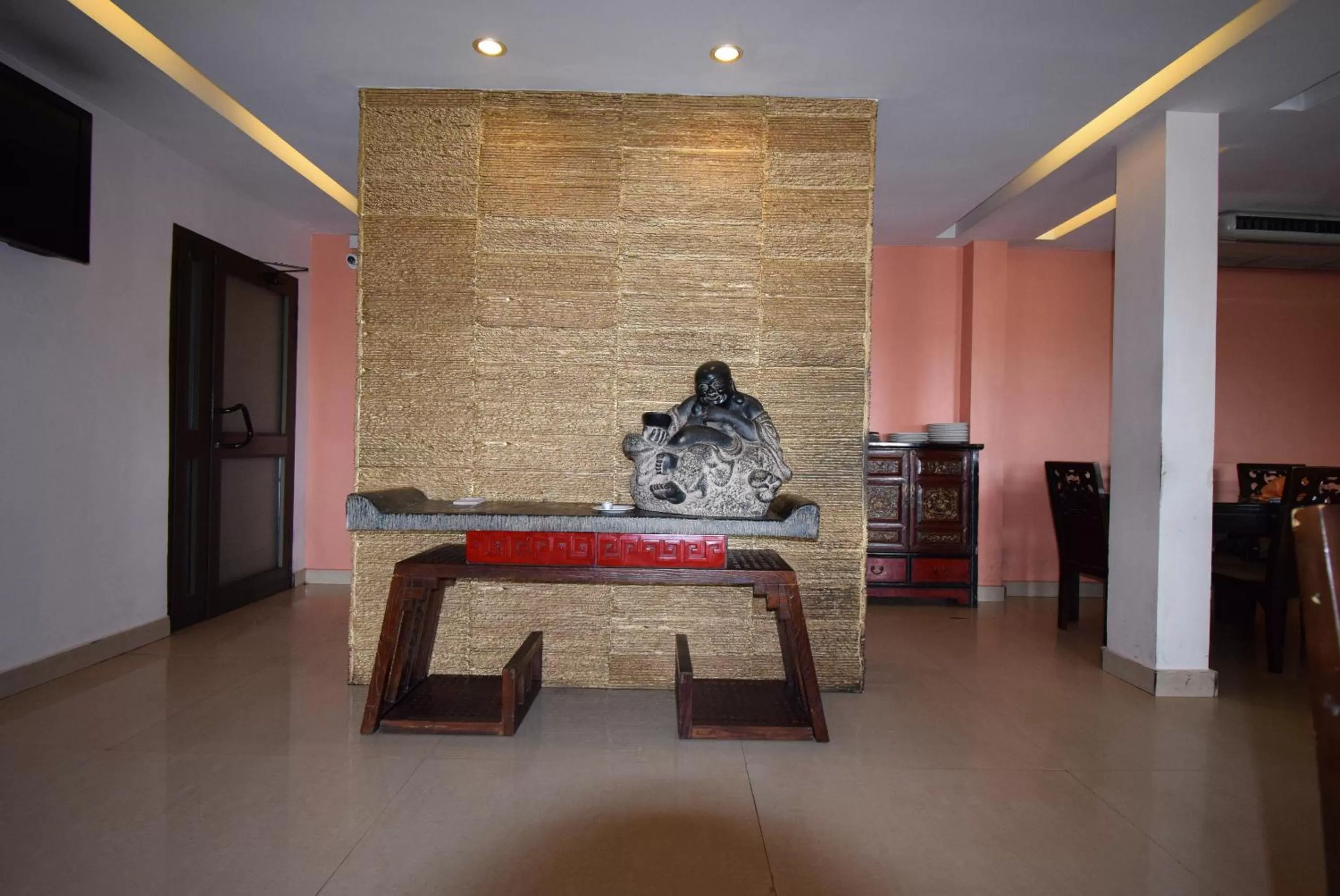 Restaurant/places to eat in Noble House Hotel