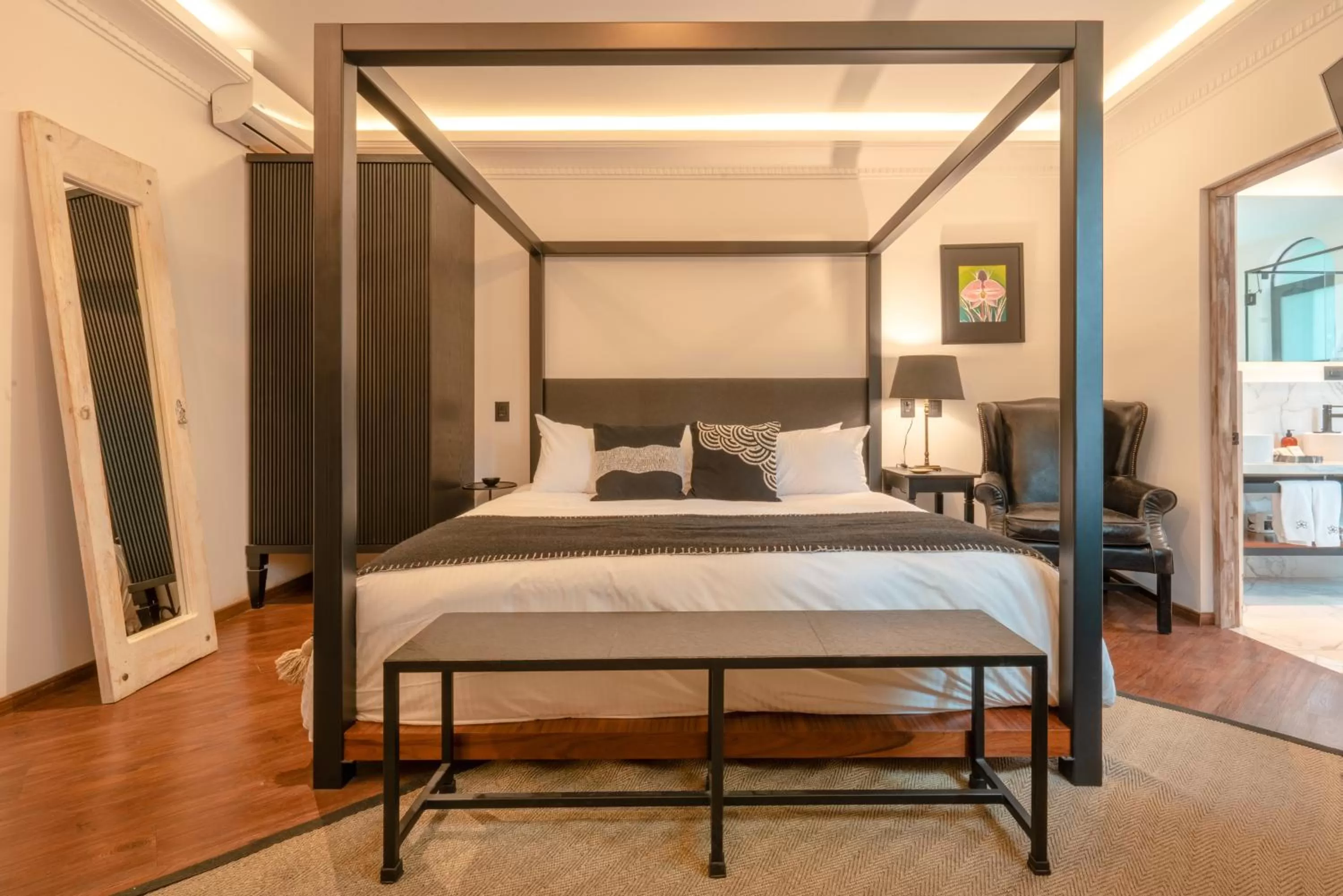 Photo of the whole room, Bed in Orchid House Mexico City