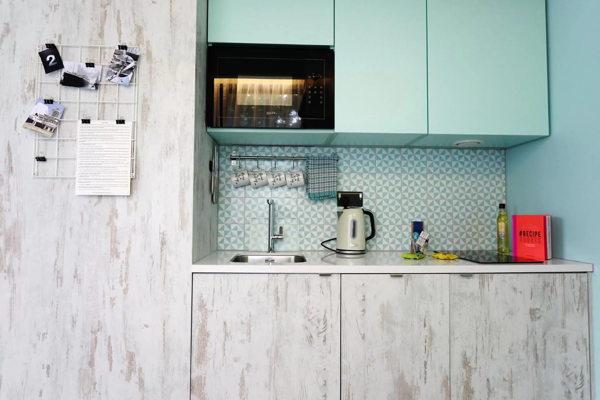 Kitchen or kitchenette in room2 Southampton Hometel