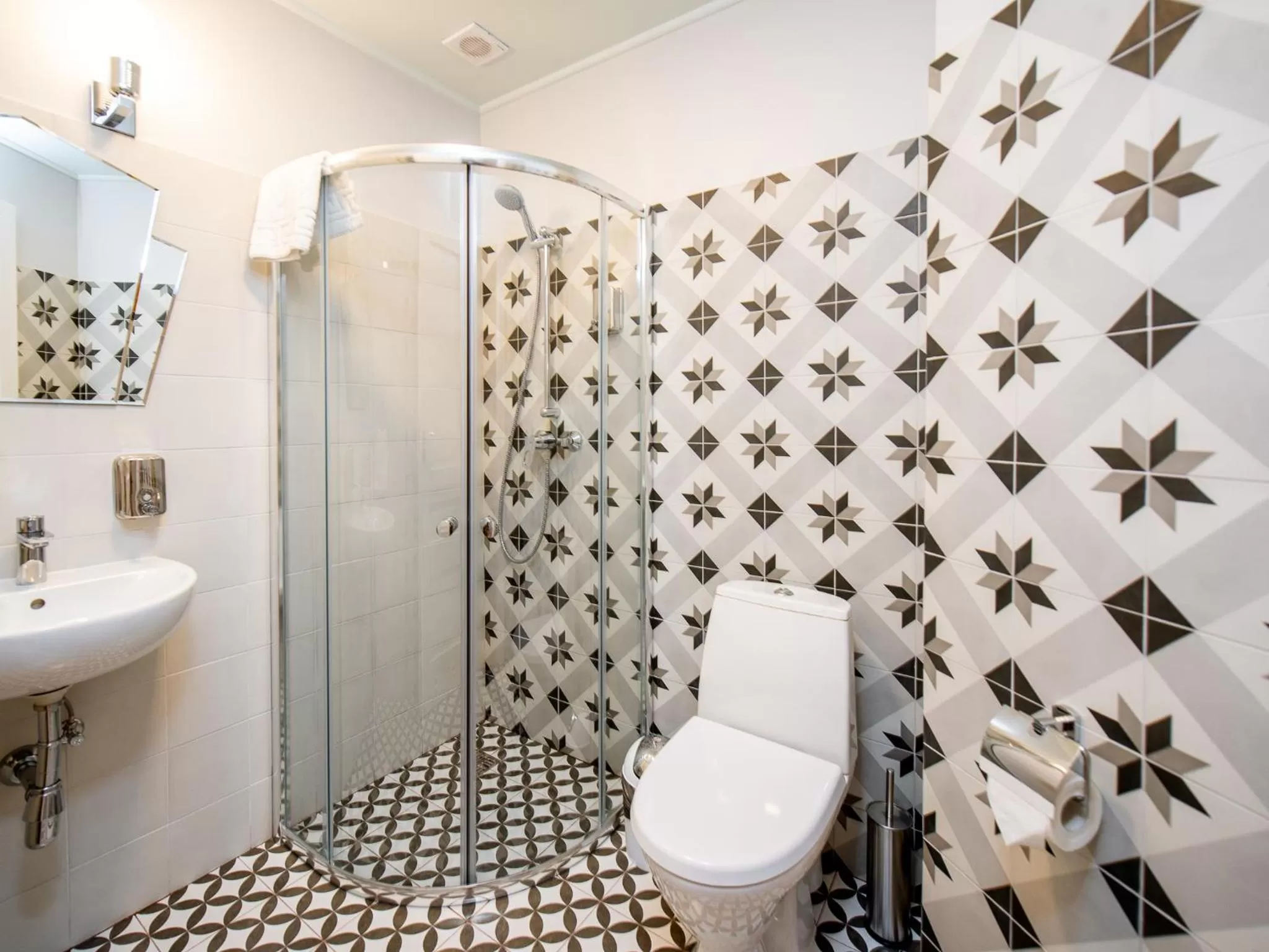 Shower in Art Deco Central Rooms