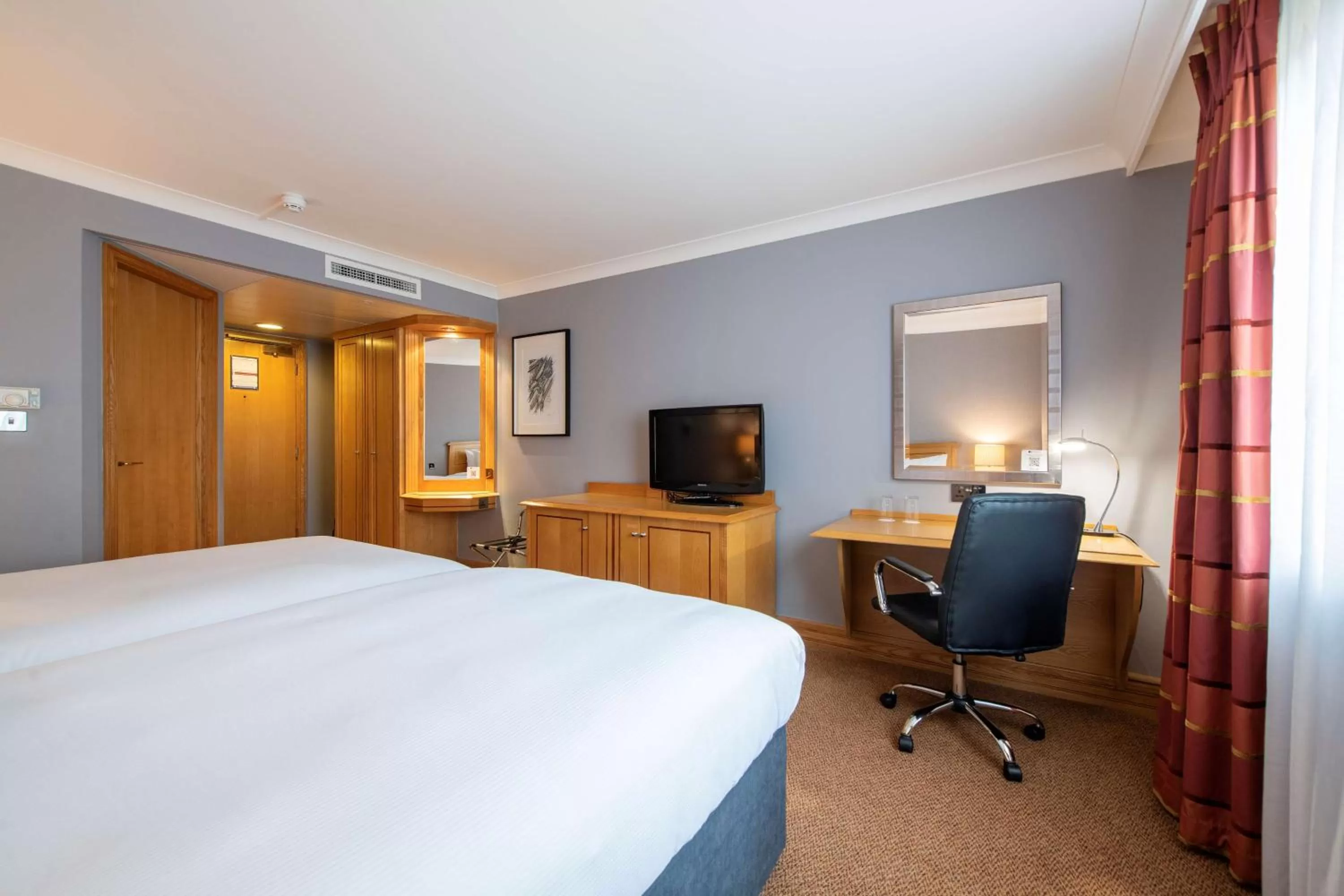 Bedroom, Bed in DoubleTree by Hilton Swindon Hotel